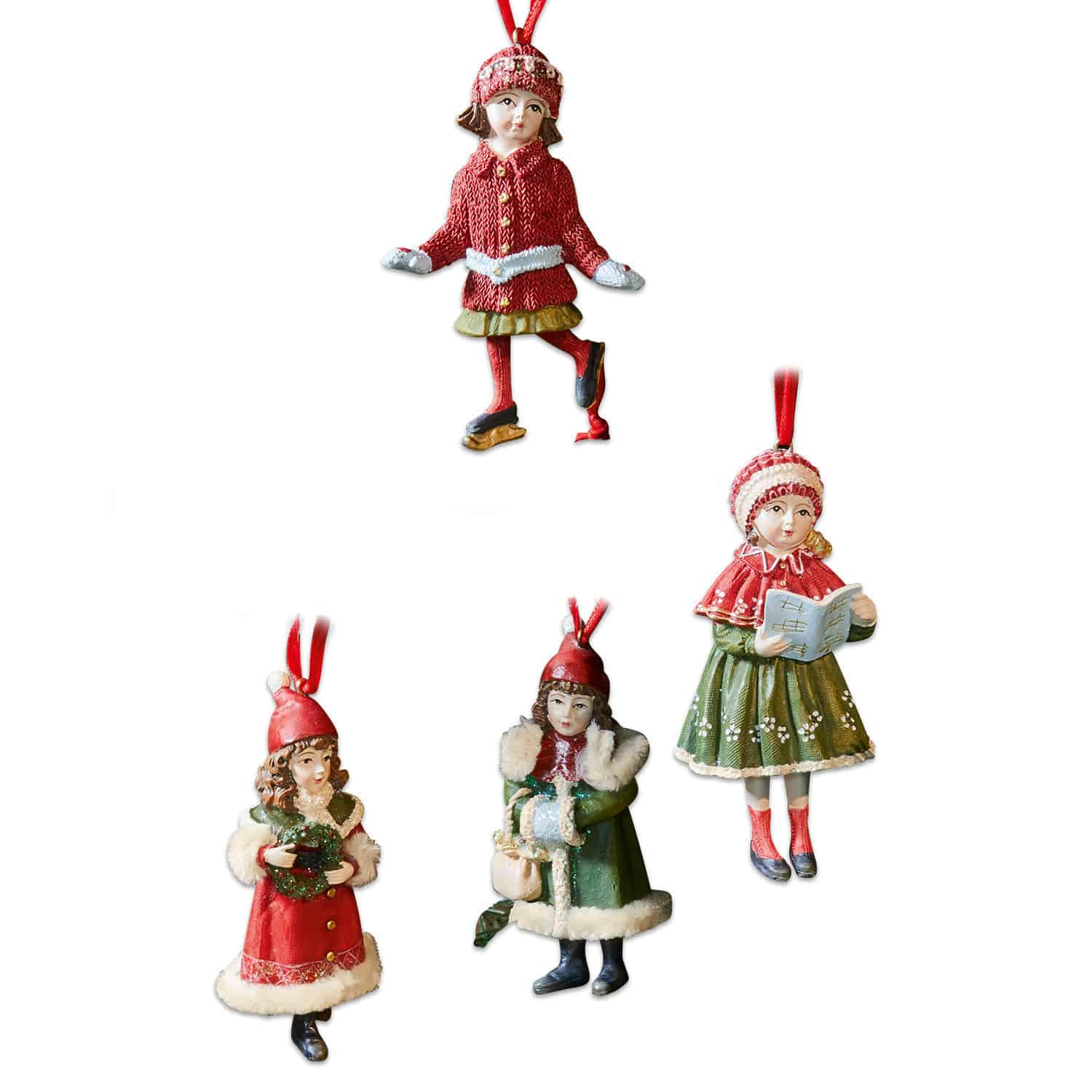 Lot de 4 décorations suspendues Nostalgic Ensemble de quatre décorations de Noël avec enfants en habits d'hiver rouges et verts pour sapin
