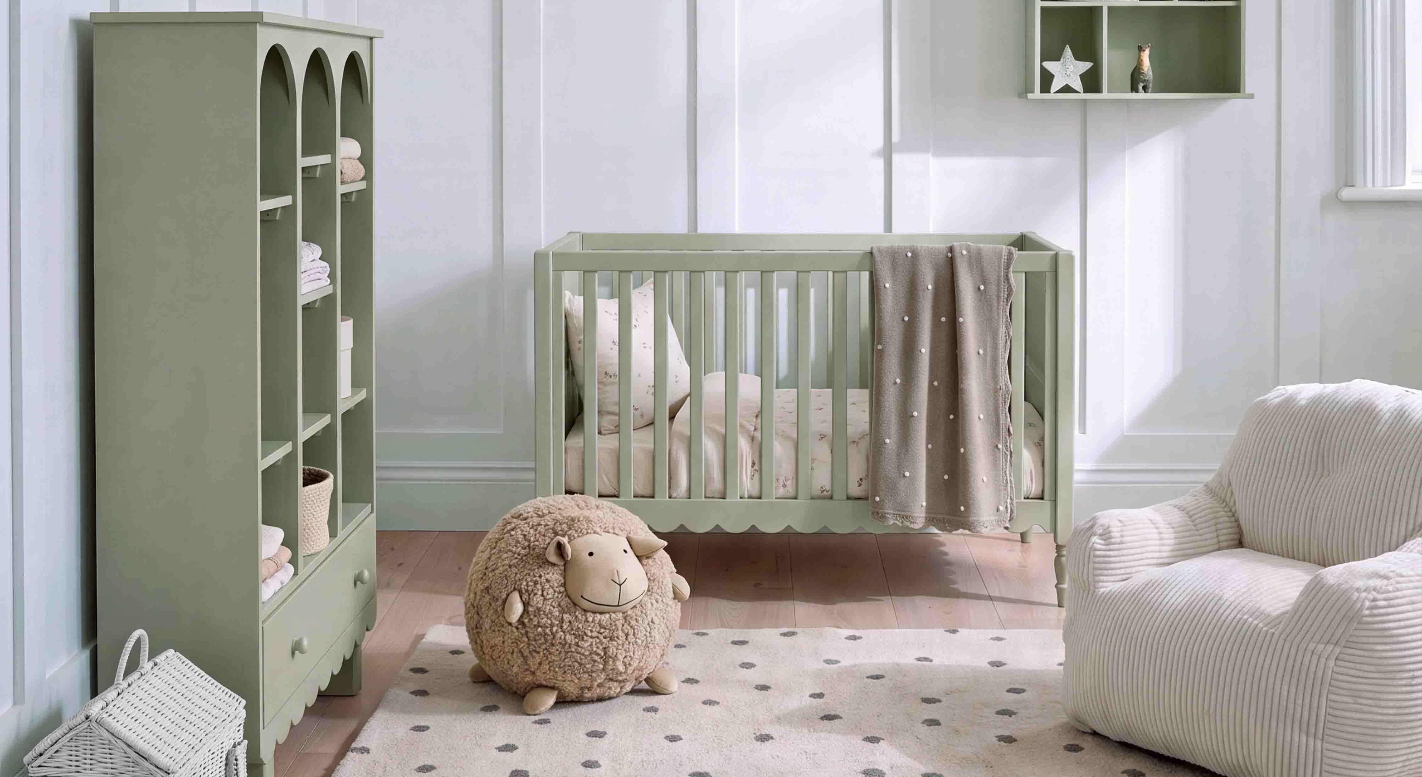 Lit bébé et étagère en bois vert menthe dans une chambre d'enfant avec peluche mouton