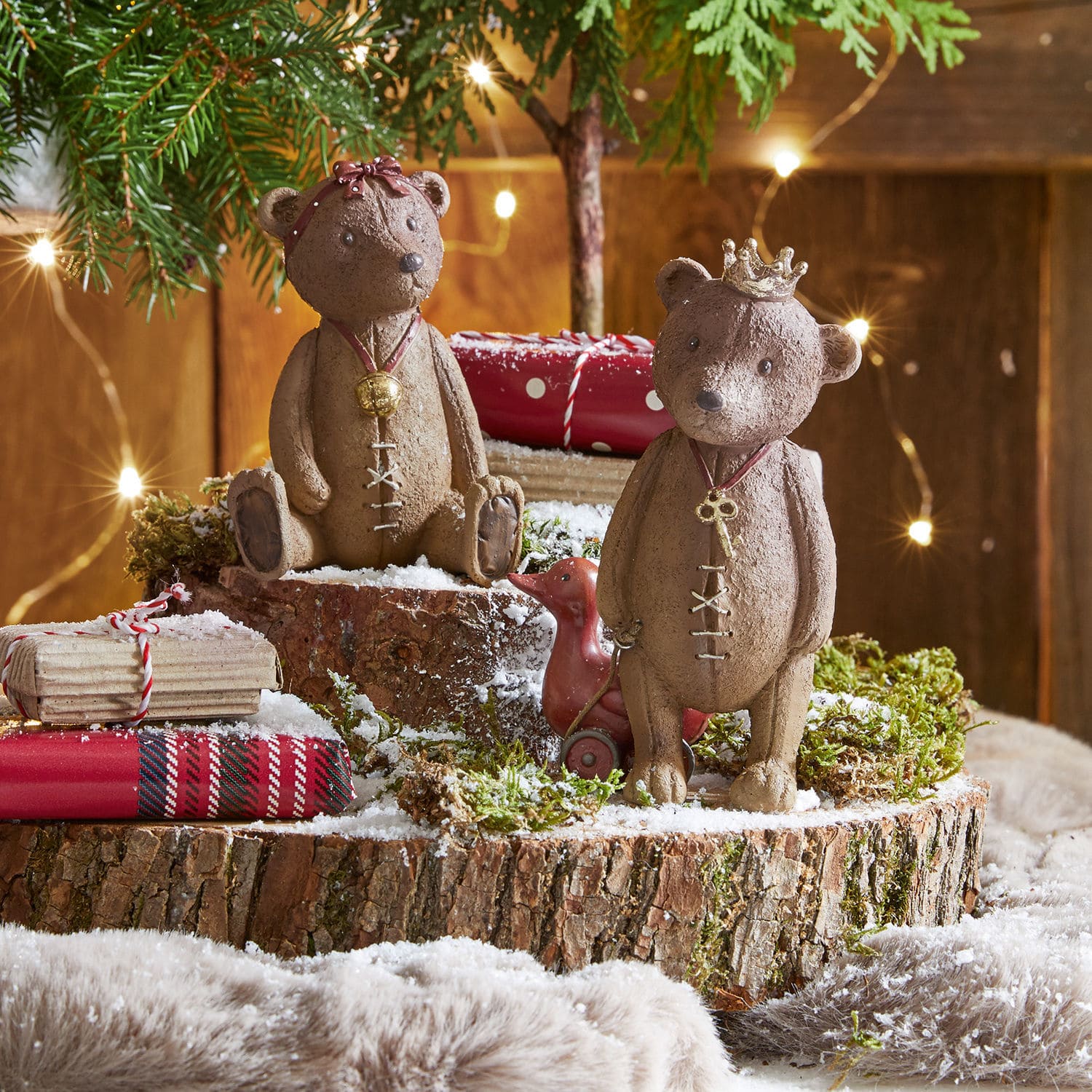 Lot de 2 oursons décoratifs Bonnal Figurines d'ours en céramique marron sur socle en bois avec décor hivernal et cadeaux rouges