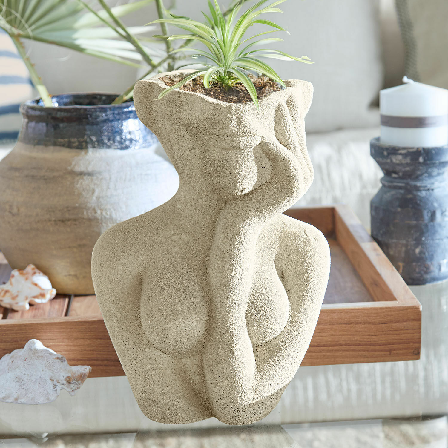 Vase Jasim Sculpture pot en grès beige représentant une silhouette féminine avec plante verte, décoration intérieure