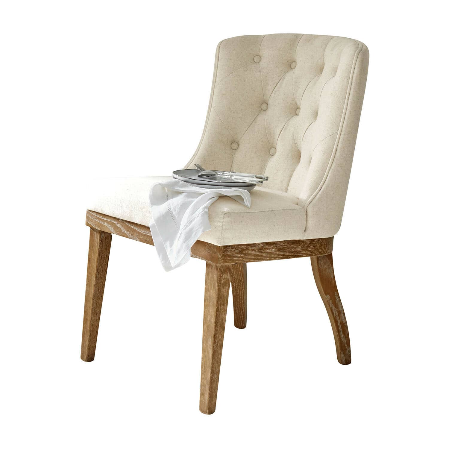 Chaise Fairwyn Chaise beige rembourrée avec pieds en bois et serviette blanche posée, mobilier de salle à manger élégant