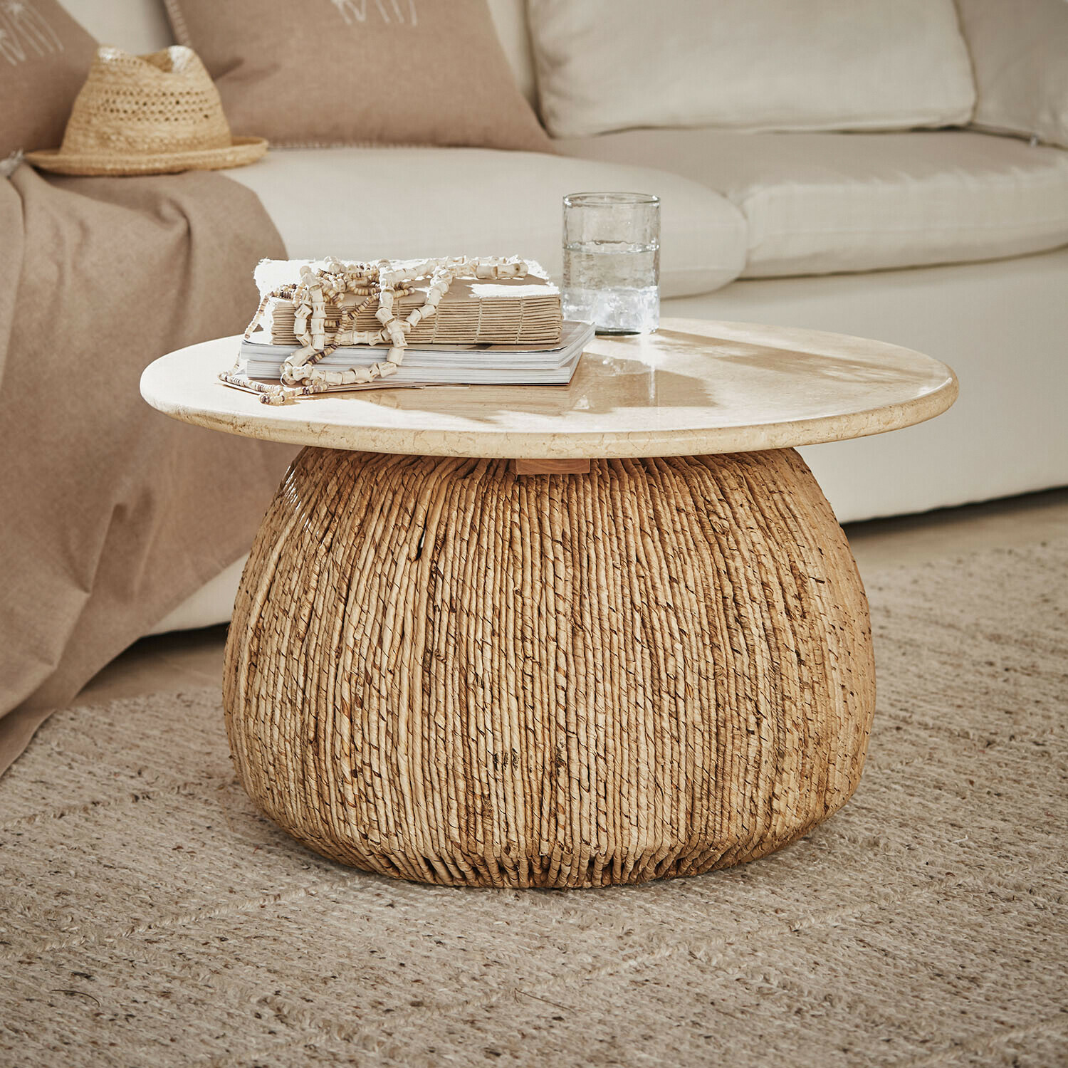 Table basse Casaletti Table basse ronde avec plateau en marbre clair et base en rotin tressé couleur naturelle