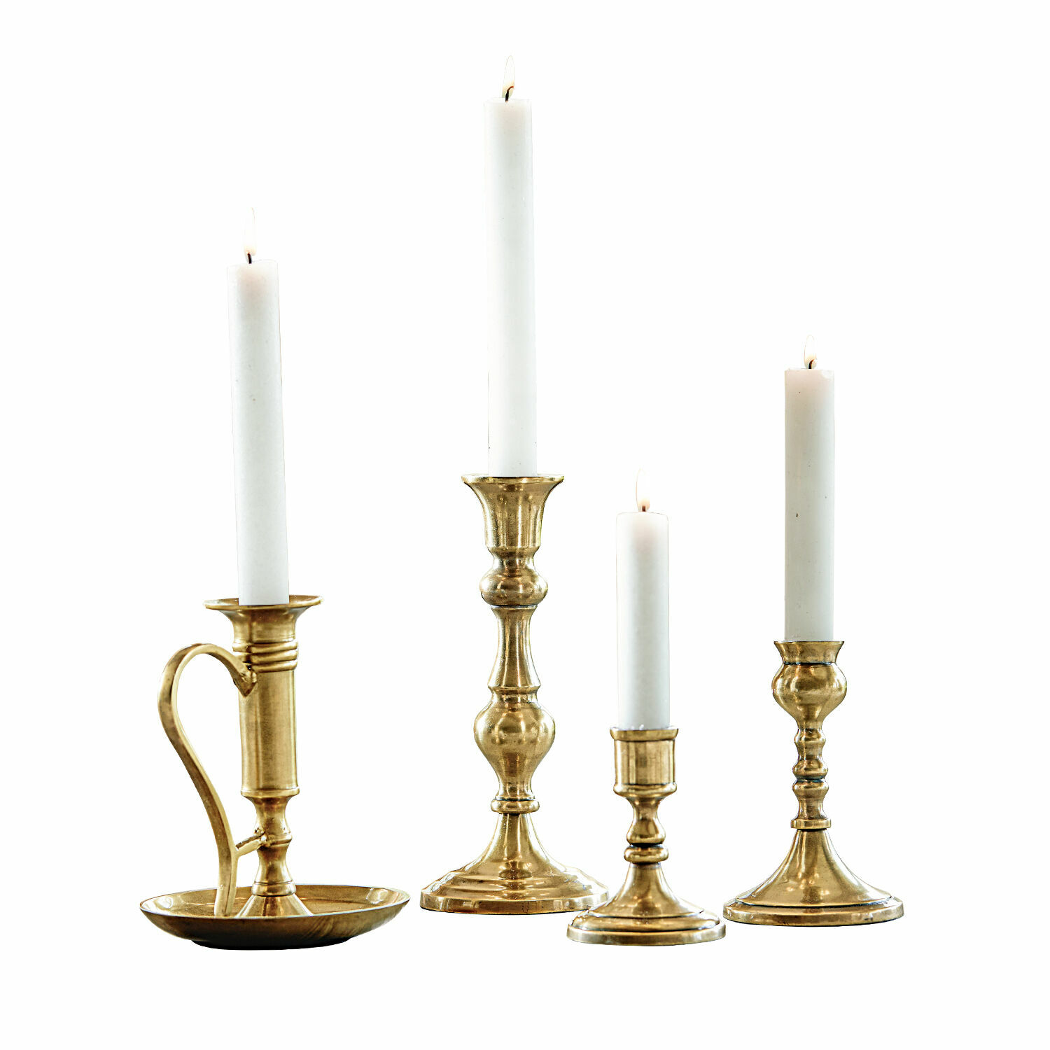 Lot de 4 bougeoirs Maxéville Ensemble de quatre chandeliers en laiton avec bougies blanches, décoration intérieure classique