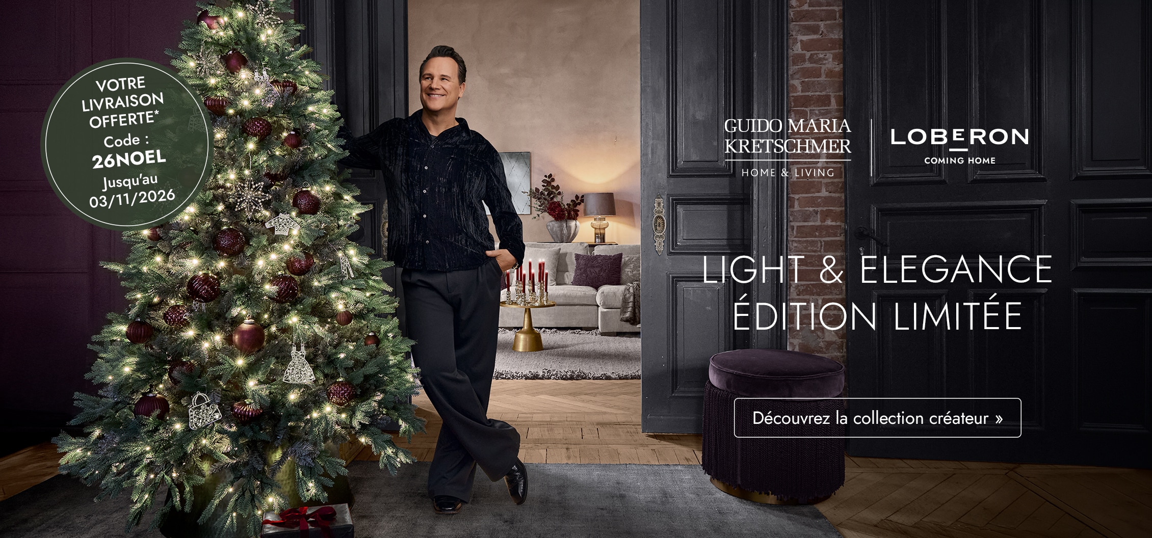 Sapin de Noël élégant décoré de boules rouges et lumières LED dans un salon moderne avec un homme souriant.