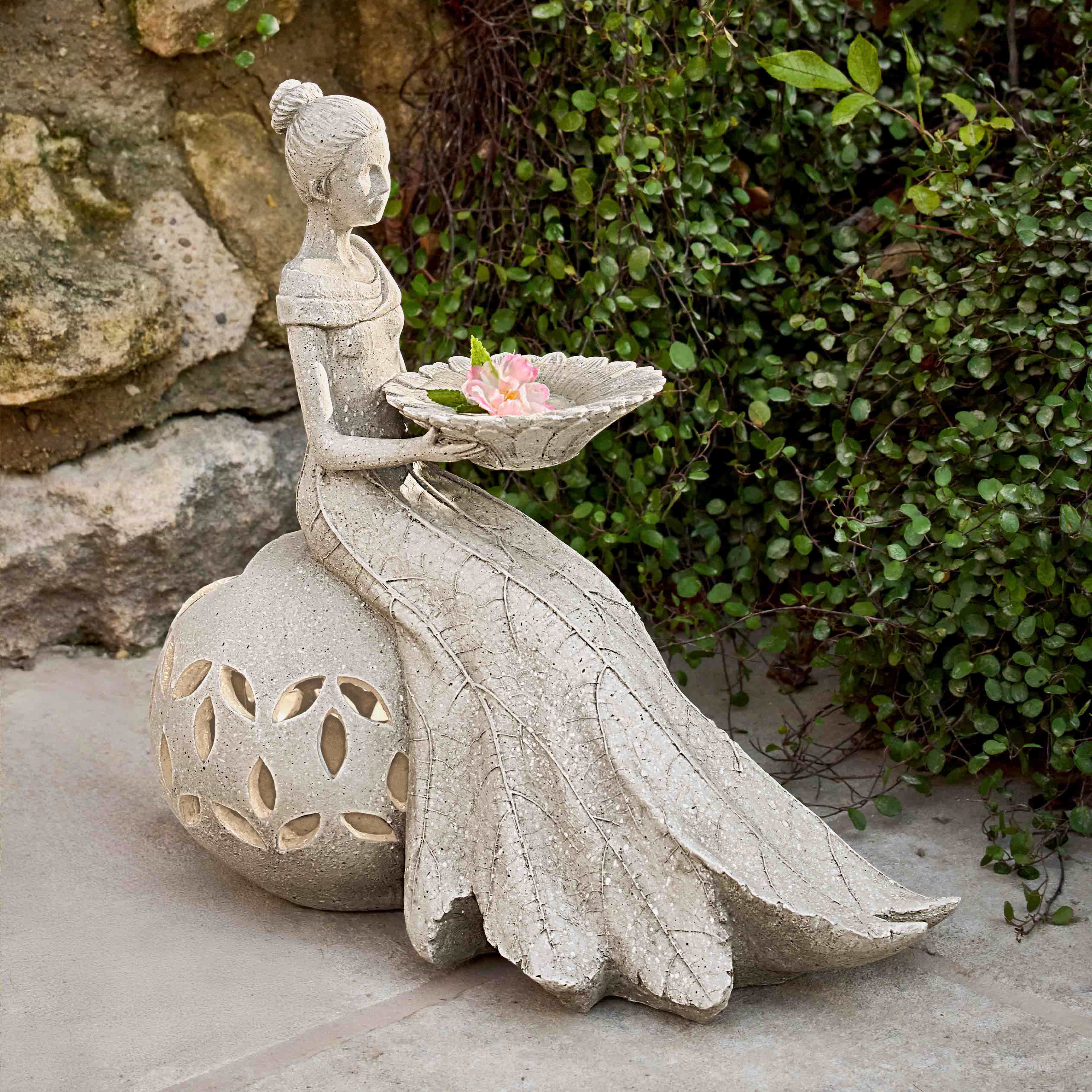 Statue de jardin en pierre représentant une femme tenant un plat décoratif avec une fleur rose