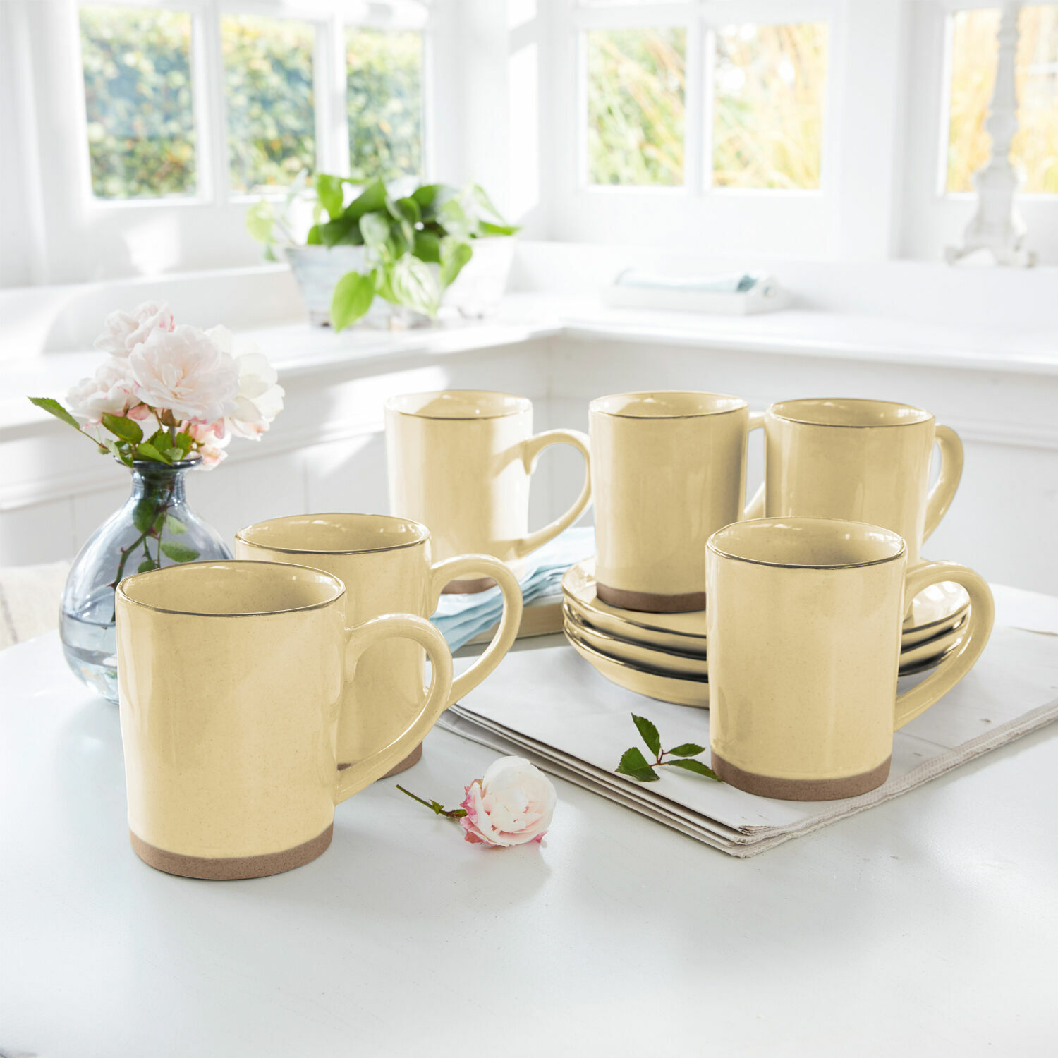 Lot de 6 tasses Biarré Ensemble de six mugs en céramique jaune avec base marron sur une table claire dans une cuisine lumineuse