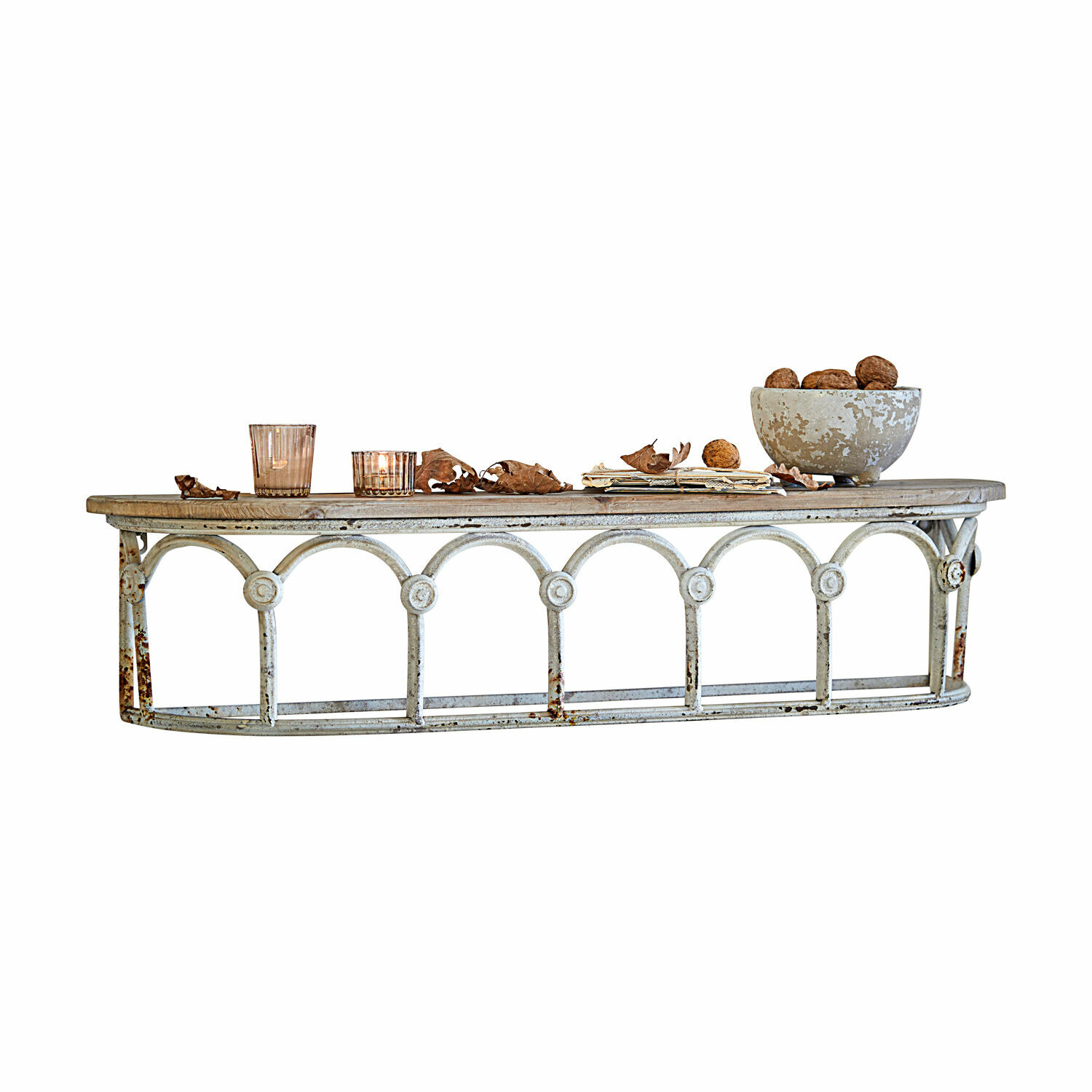 Étagère murale Espèche Étagère murale rustique en métal et bois blanc vieilli avec décorations et noix posées dessus