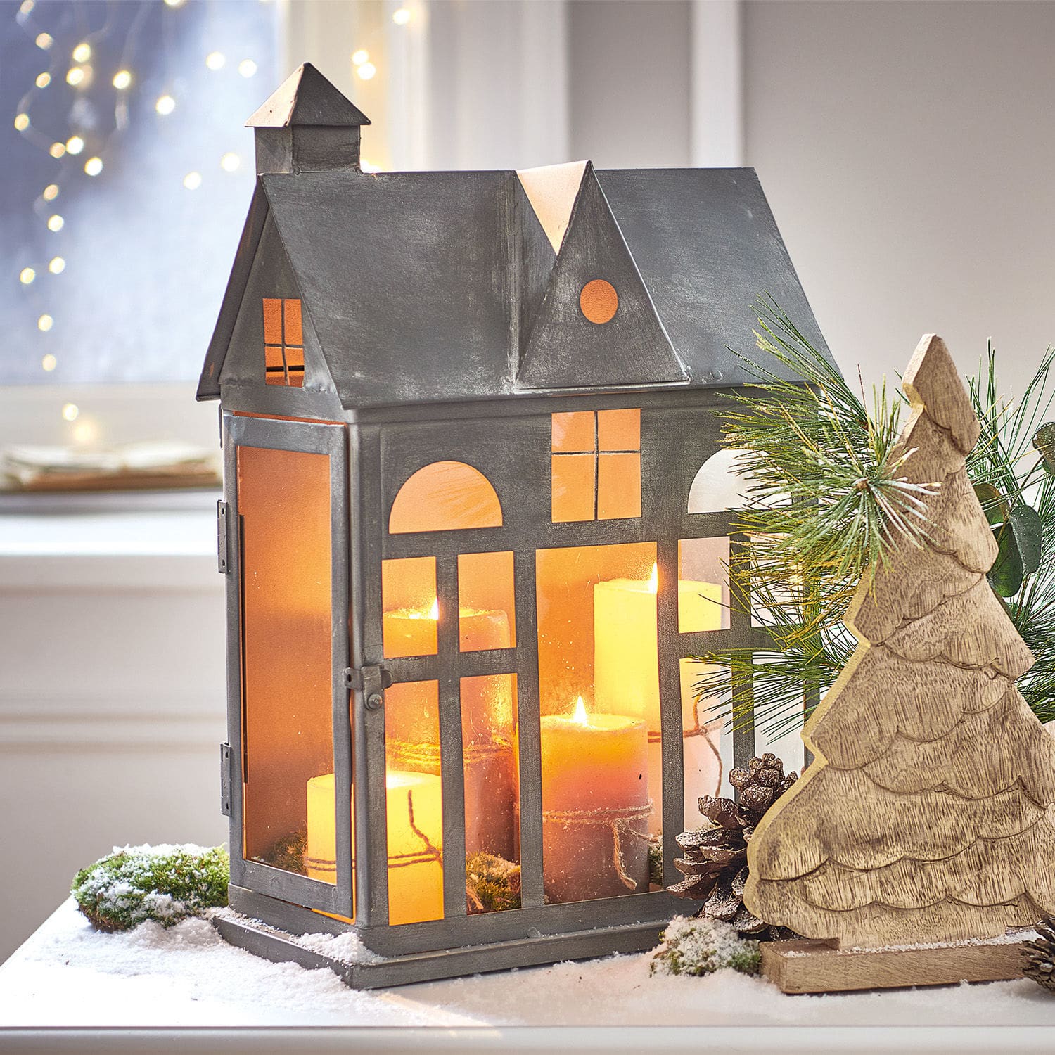 Lanterne Sweet Home Lanterne en métal en forme de maison avec verre orange et bougies, décoration hivernale