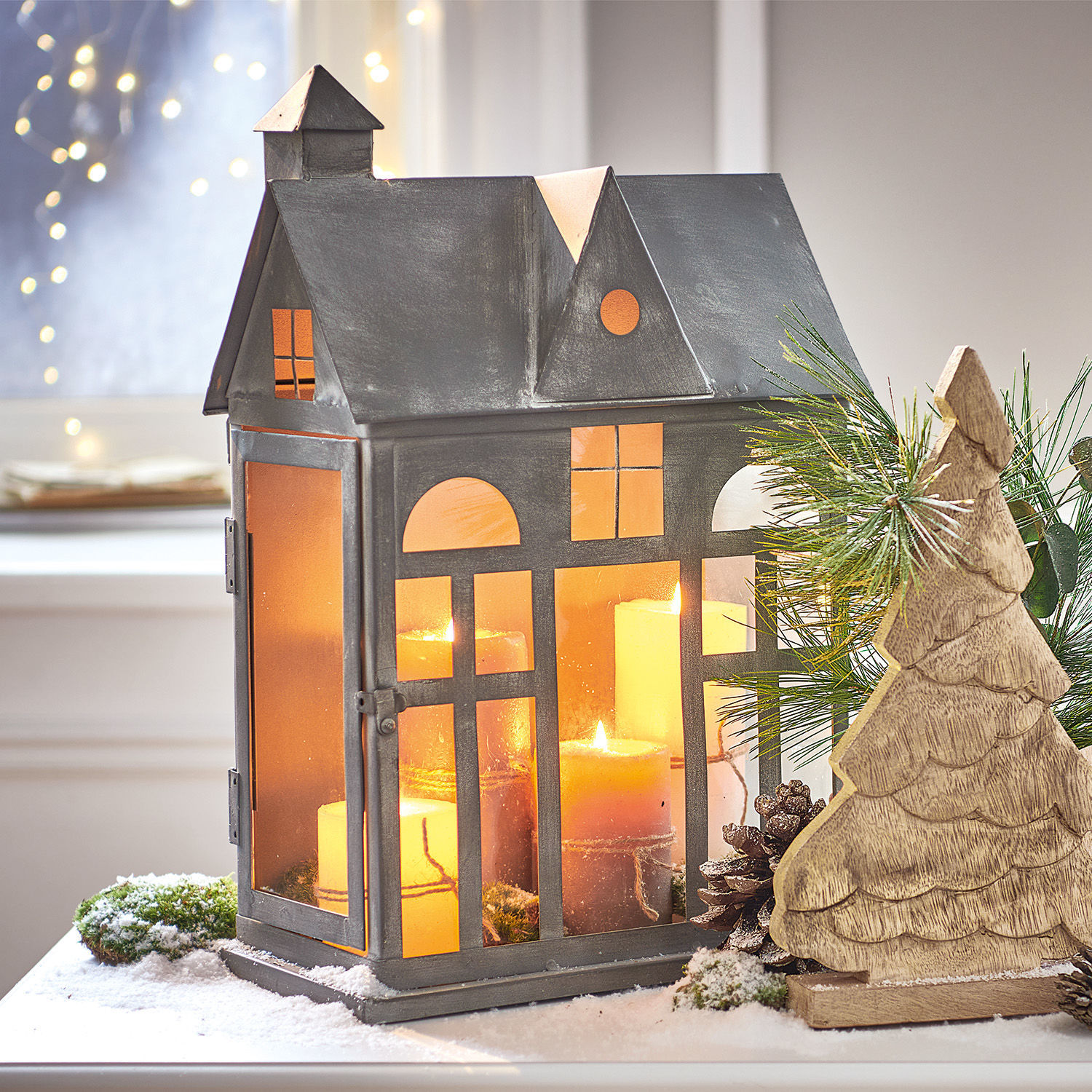 Lanterne Sweet Home Lanterne en métal en forme de maison avec verre orange et bougies, décoration hivernale