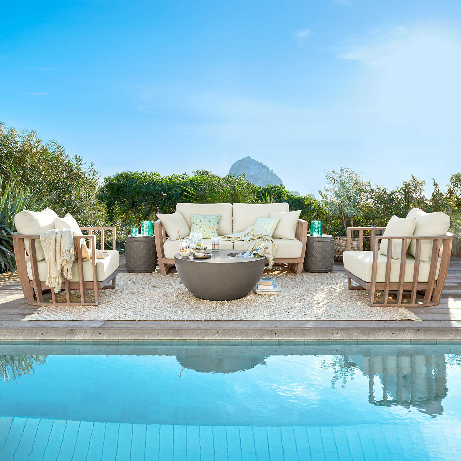 Salon de jardin FSC®-100% Vézère Ensemble de mobilier de jardin avec coussins beige et cadre en bois au bord de la piscine sur la terrasse