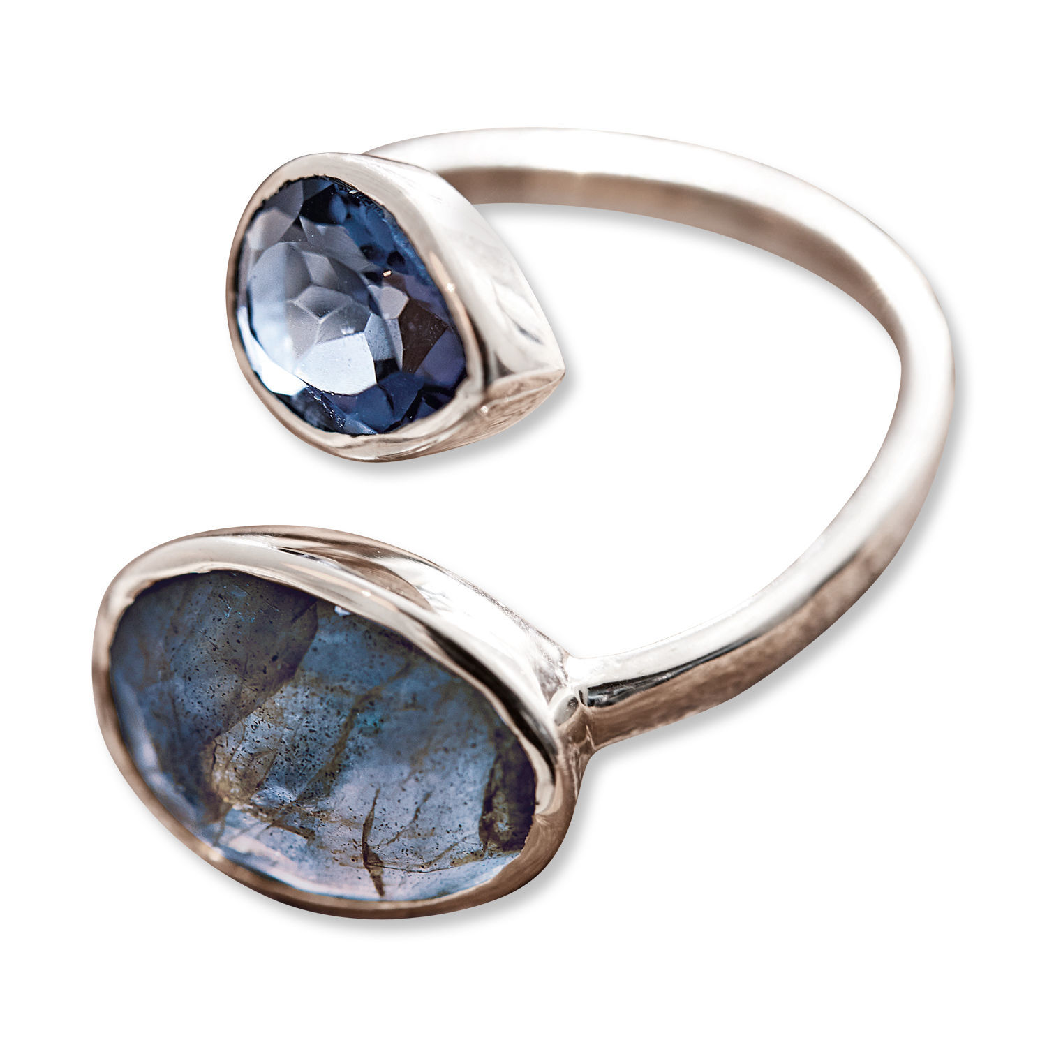 Bague en argent avec deux pierres bleues de formes différentes, bijou élégant et moderne