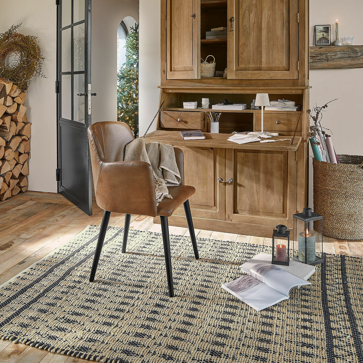 Tapis réversible Frizzy Chaise en cuir marron avec pieds noirs sur tapis à motifs dans un intérieur chaleureux avec meuble en bois