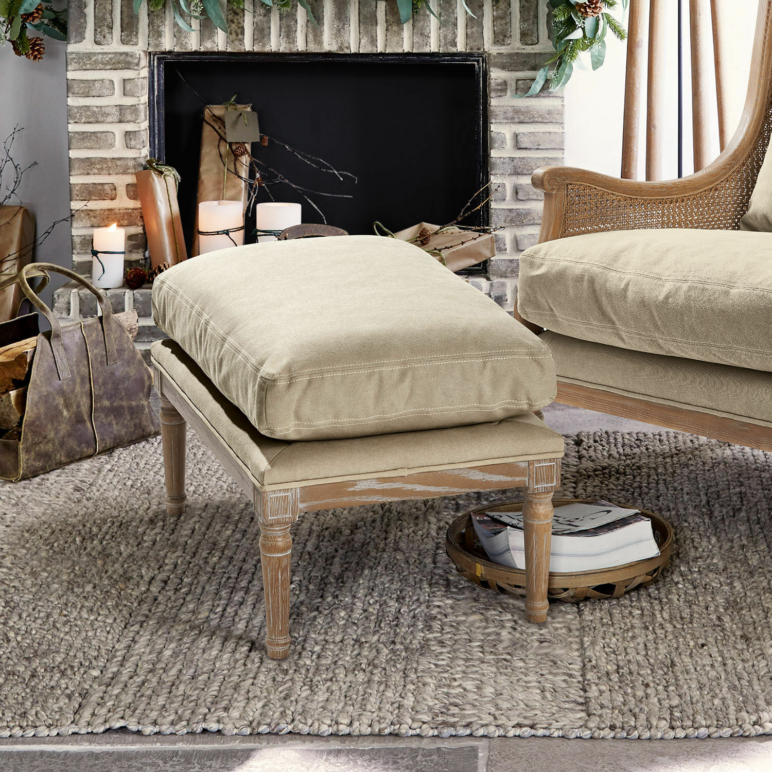 Tabouret Greenbrier Repose-pieds beige en bois avec coussin en tissu doux sur tapis dans un salon chaleureux