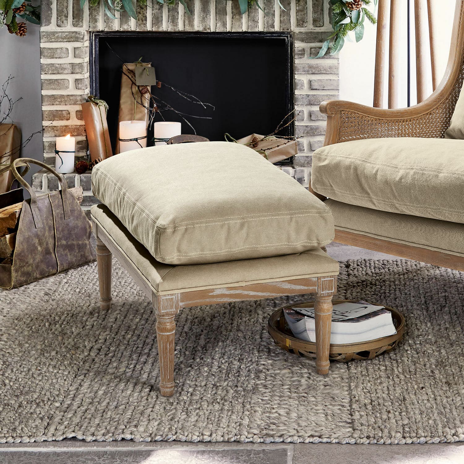 Tabouret Greenbrier Repose-pieds beige en bois avec coussin en tissu doux sur tapis dans un salon chaleureux