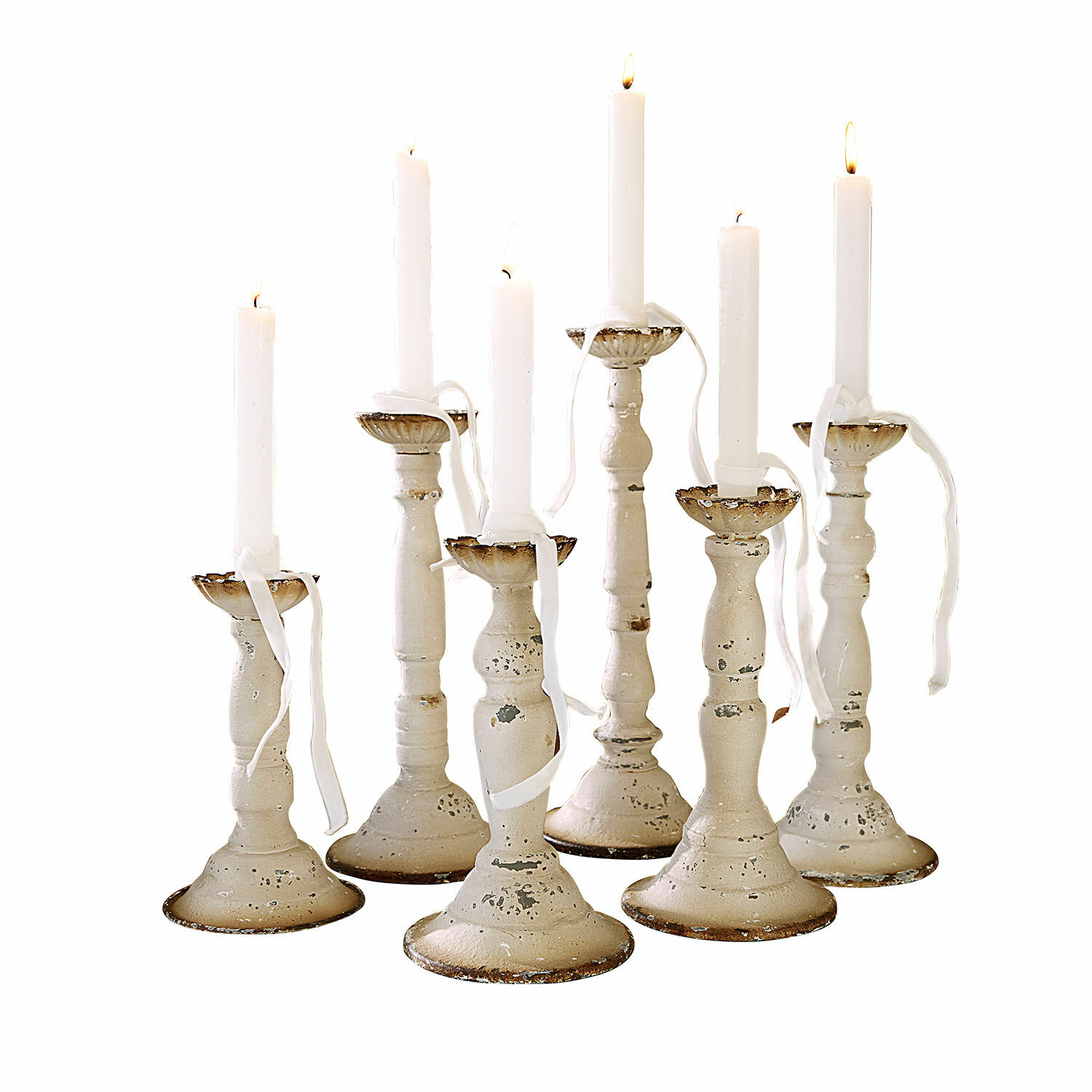 Lot de 6 bougeoirs Rivondelle Ensemble de sept chandeliers en métal blanc vieilli avec bougies blanches allumées