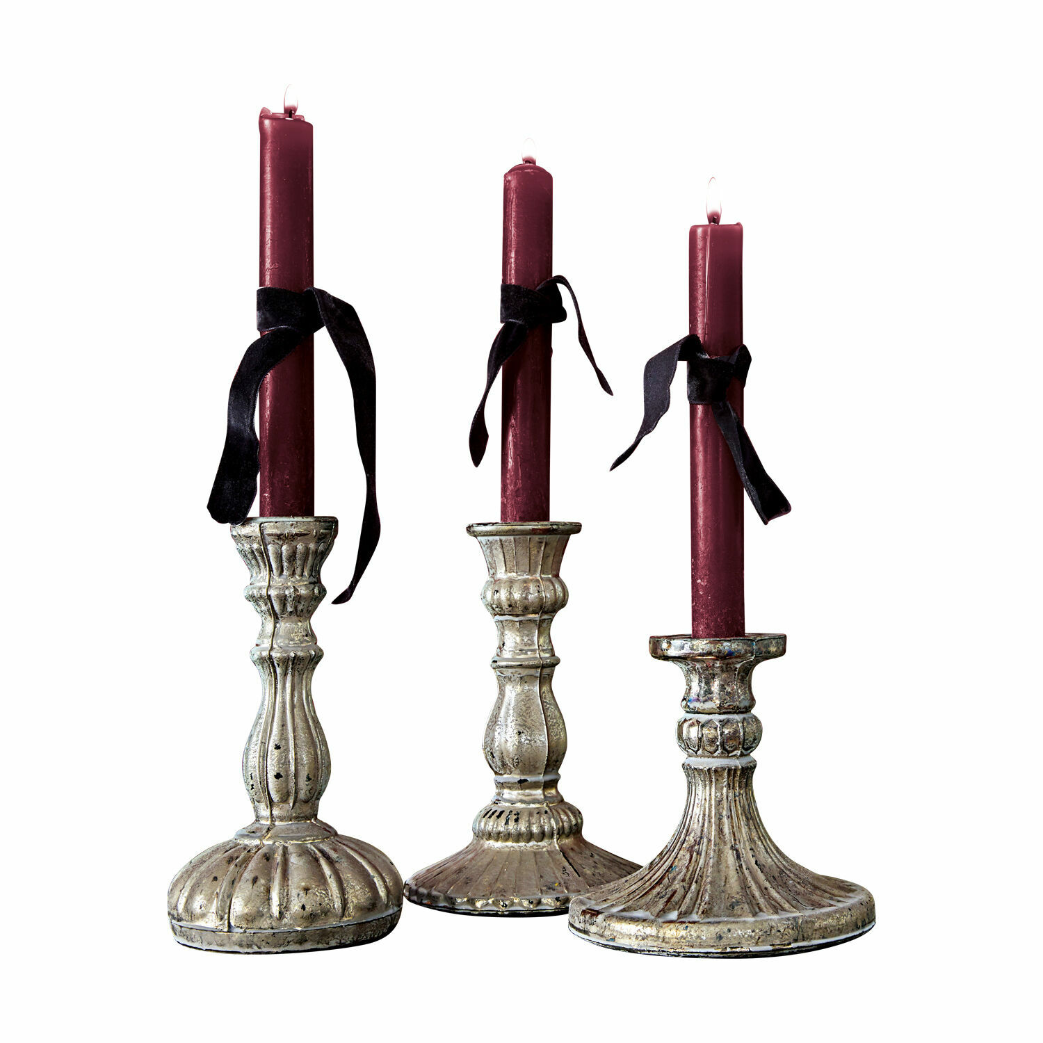 Ensemble de trois bougeoirs en métal avec bougies bordeaux et rubans noirs pour décoration intérieure