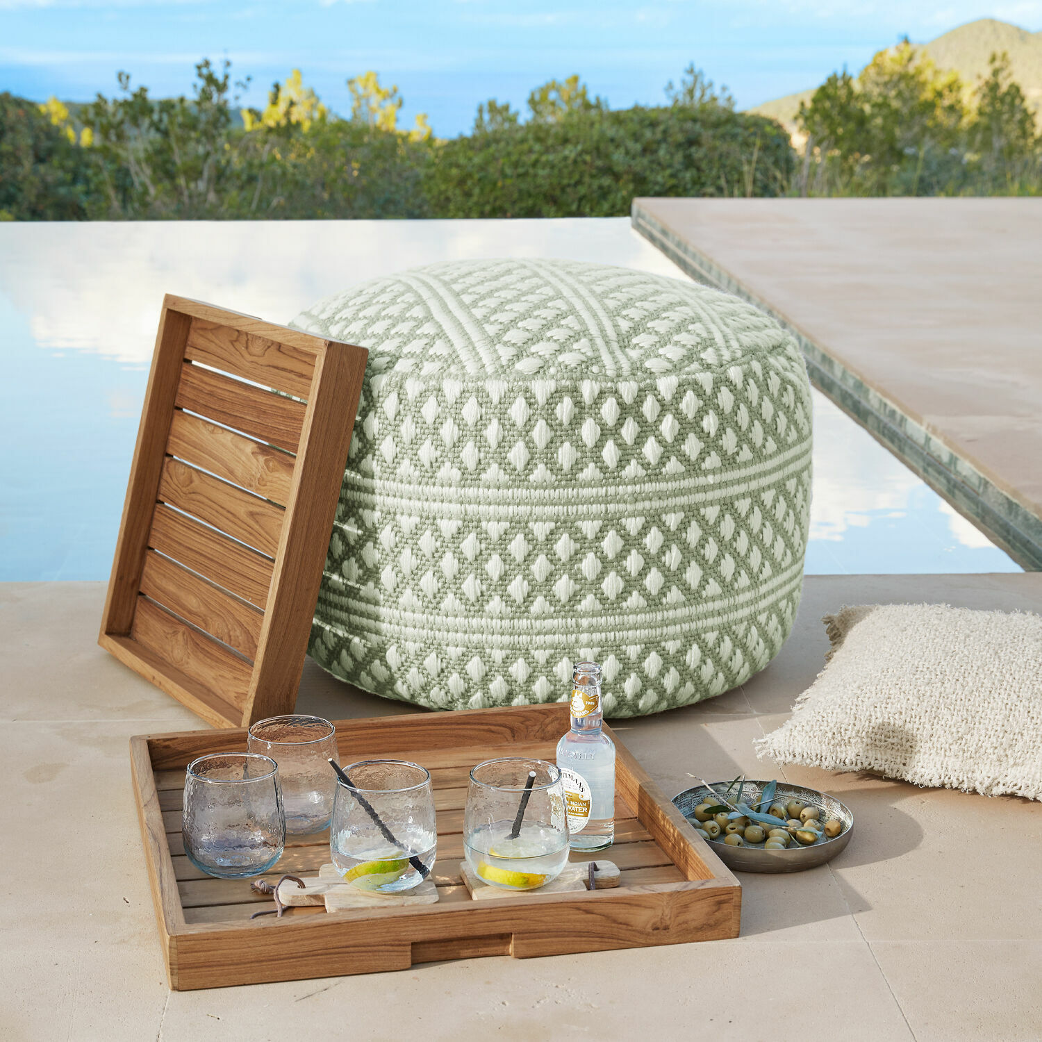 Pouf intérieur et extérieur Mintares Pouf vert clair et blanc en tissu à motif géométrique sur terrasse près de la piscine