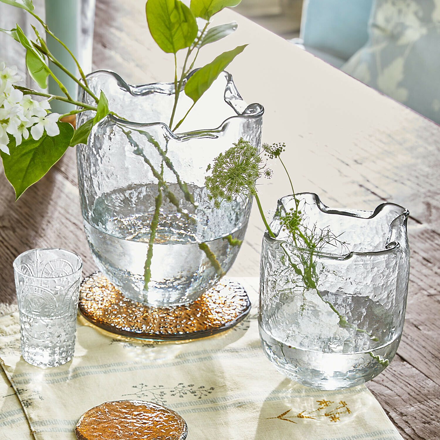 Lots de 2 vases Felucia Vases en verre transparent avec bord ondulé sur table en bois avec plantes vertes et décoration