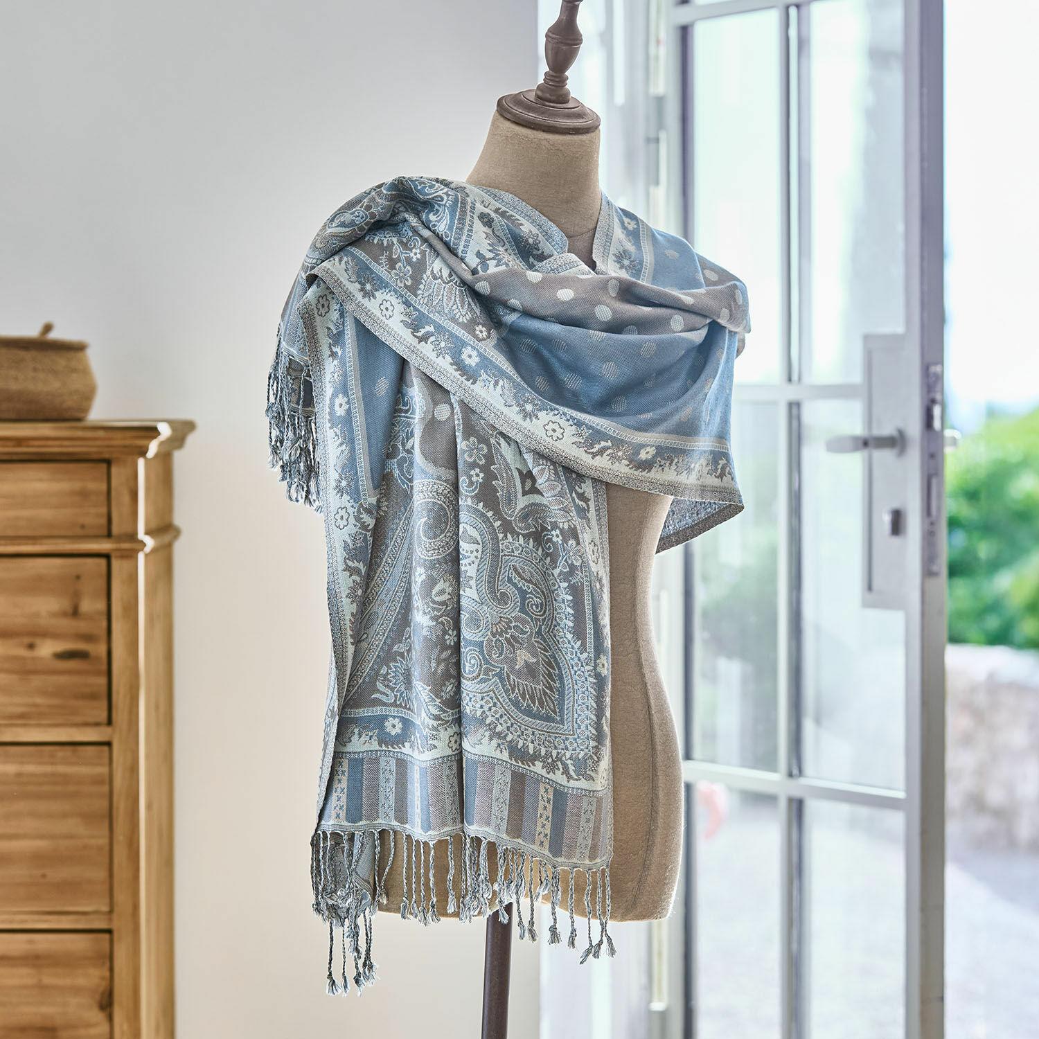 Étole Bijapur Écharpe bleu-gris à motif paisley avec franges sur mannequin dans une pièce lumineuse