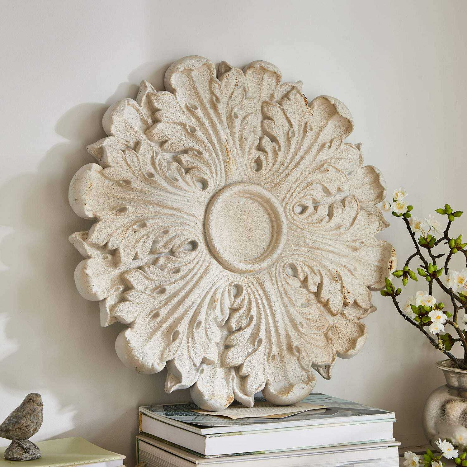 Ornement mural Rosavelle Rosace murale blanche en pierre avec motif de feuilles en relief, décoration vintage pour intérieur