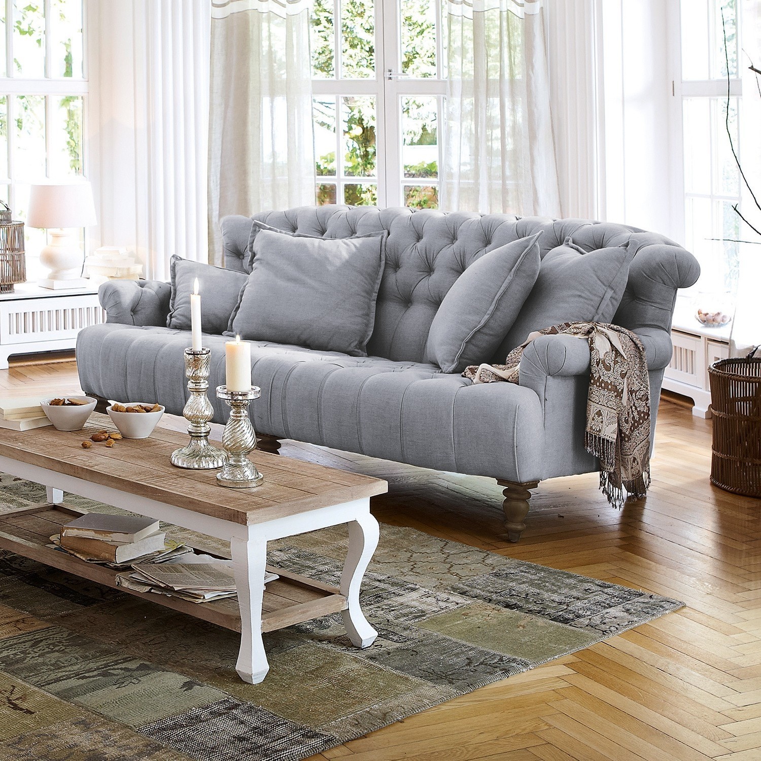 Canapé Springfield Village Canapé gris rembourré avec coussins et table basse en bois dans un salon lumineux