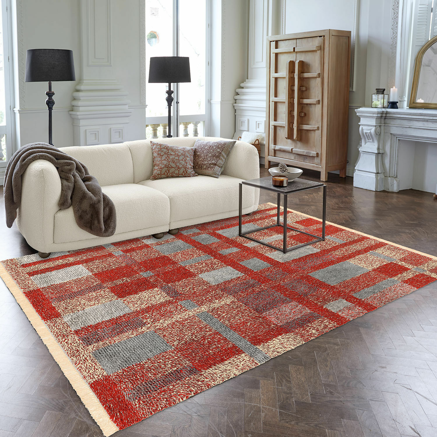 Tapis Serenith Tapis à motifs géométriques rouges et gris sur parquet dans un salon moderne avec canapé crème