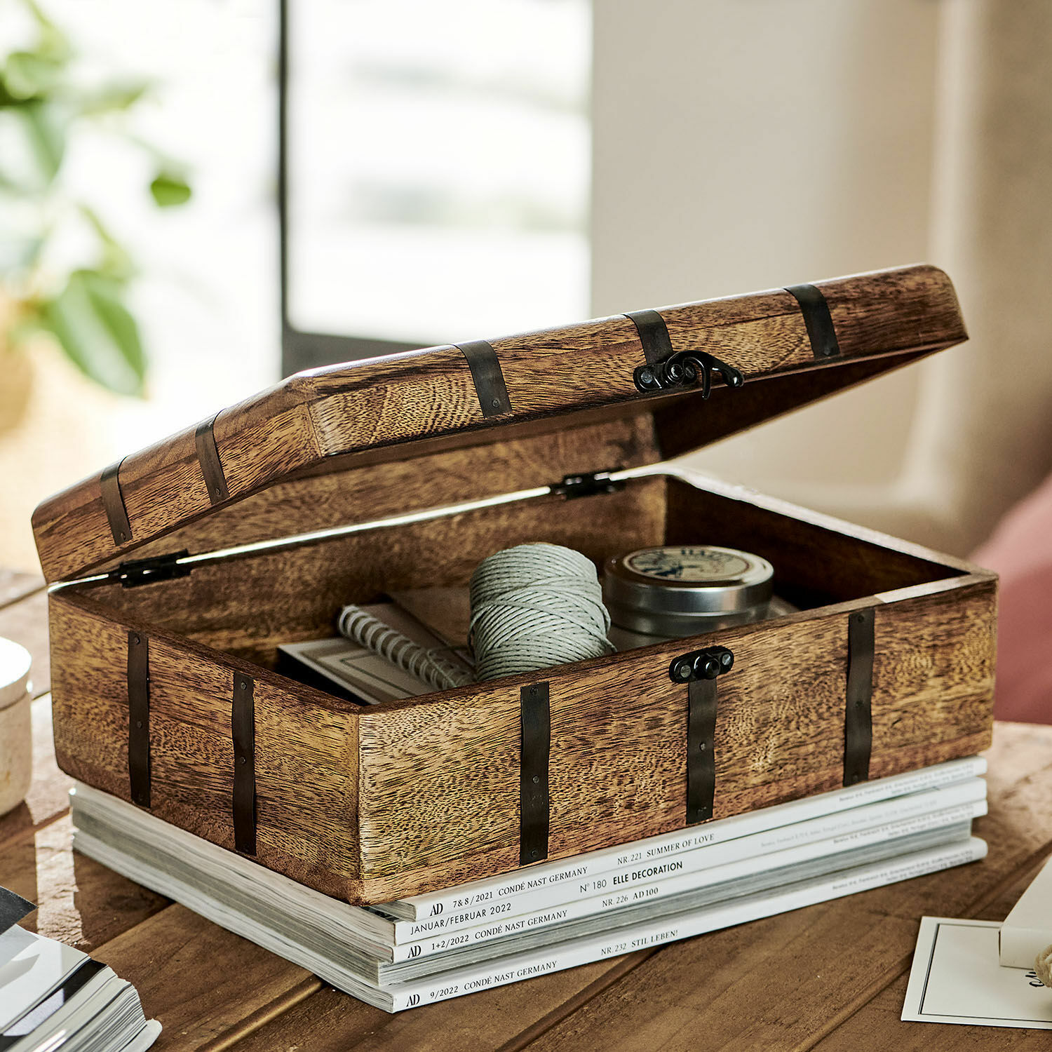 Boîte décorative Dennis Port Boîte en bois avec ferrures métalliques couleur naturelle pour rangement et décoration de bureau