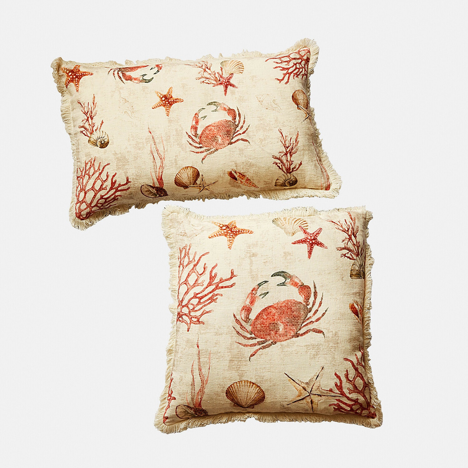 Lot de 2 housses de coussins Celorin Ensemble de deux coussins décoratifs en lin beige avec motif crabe et coquillages, bordure à franges