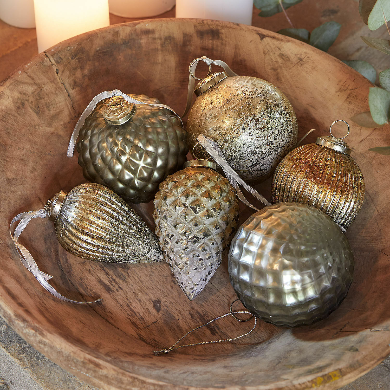 Lot de 6 décorations de Noël Layounne Ensemble de six boules de Noël en verre doré et argenté avec différentes textures pour décoration festive