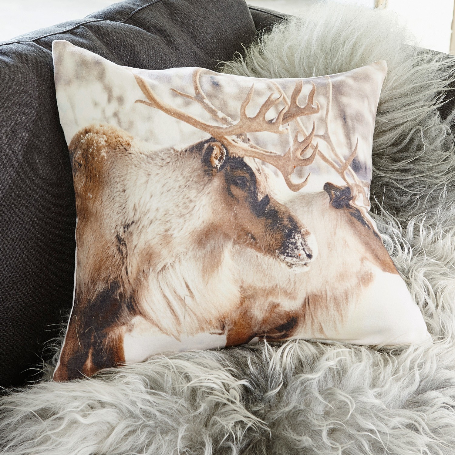 Coussin Frillix Coussin décoratif avec motif de rennes en tons bruns naturels sur fond clair, tissu doux