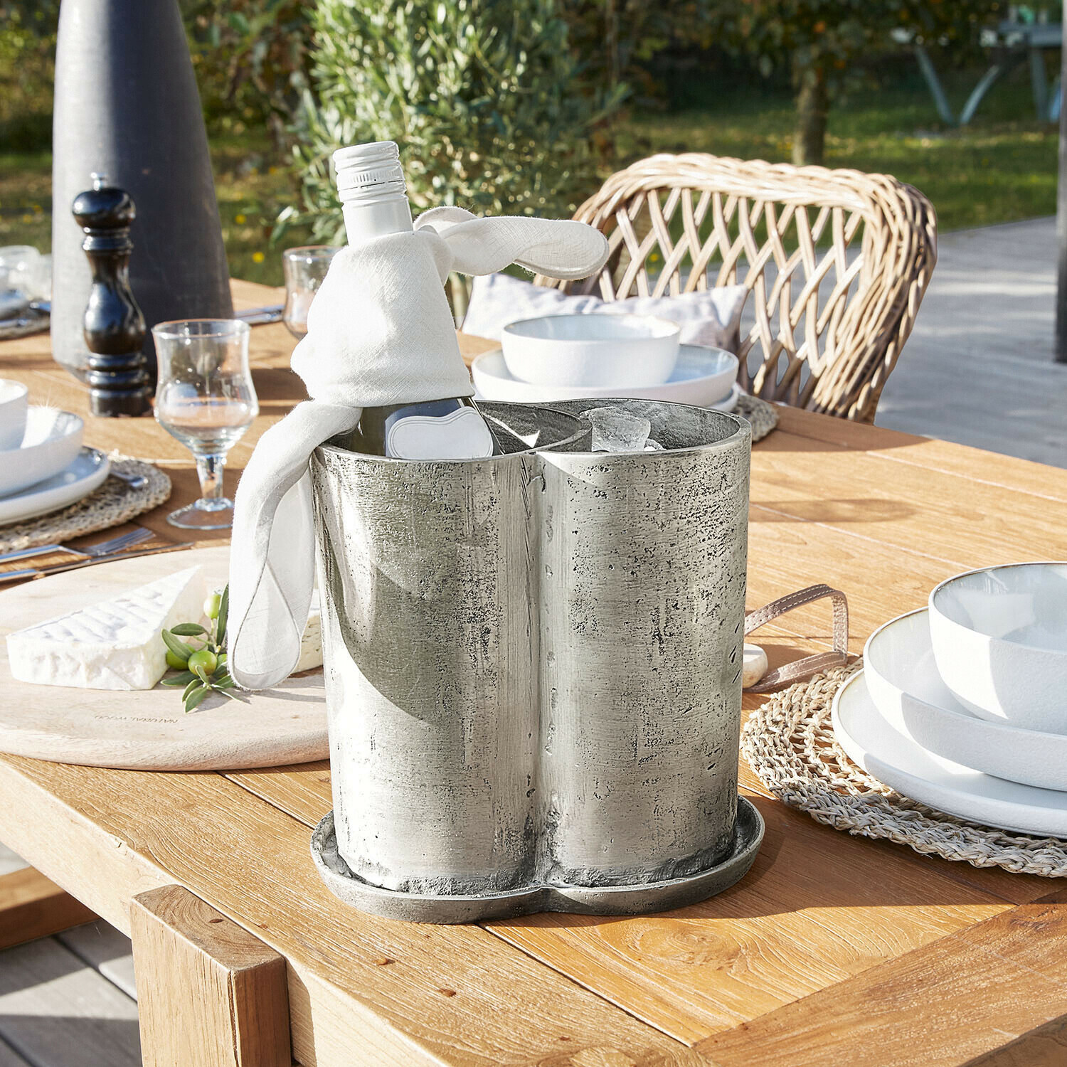 Seau à glace Iselwyn Seau à glace en métal argenté avec bouteille de vin et glaçons sur table de jardin en bois