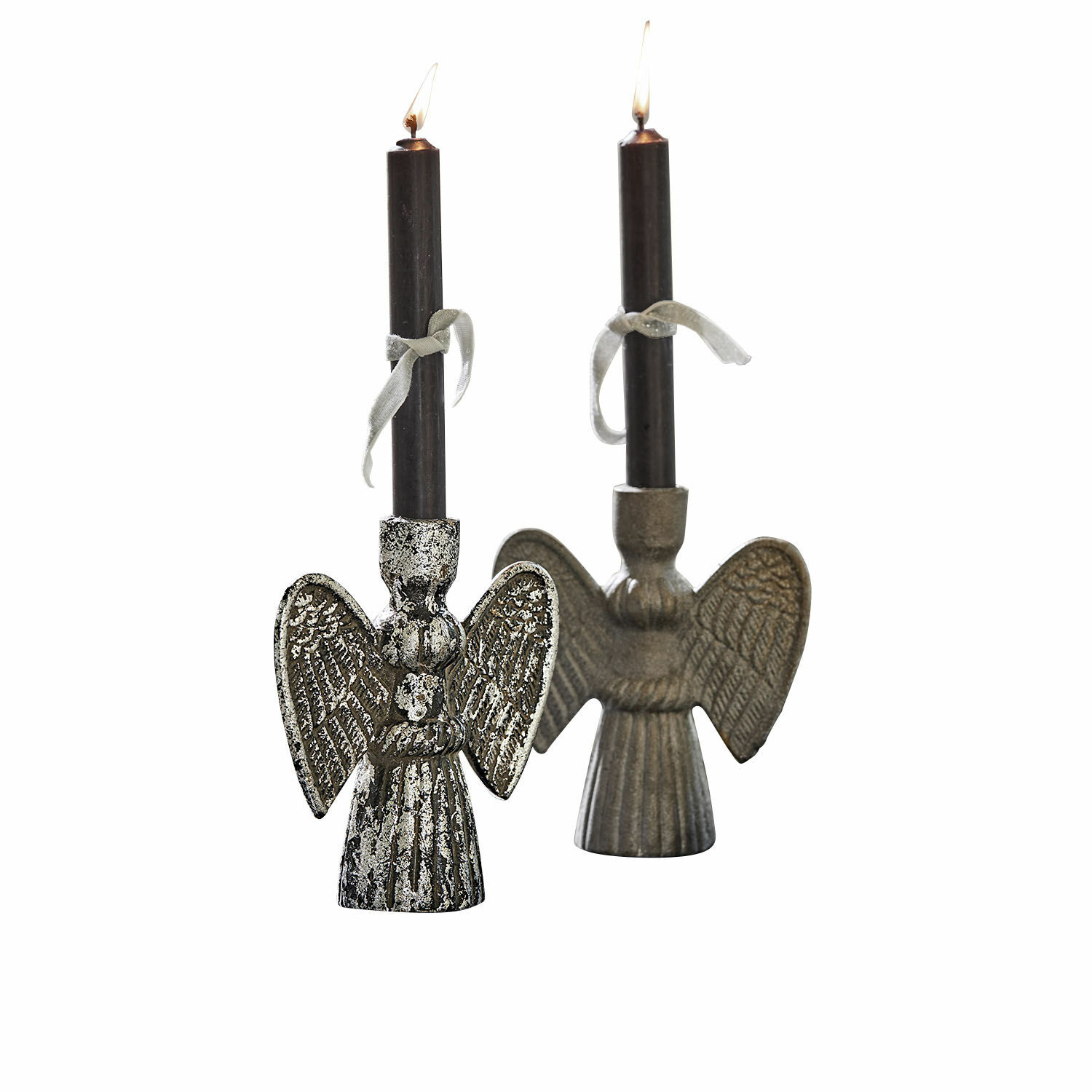 Lot de 2 bougeoirs Auvine Deux bougeoirs en métal en forme d'anges avec bougies noires et rubans gris pour décoration intérieure