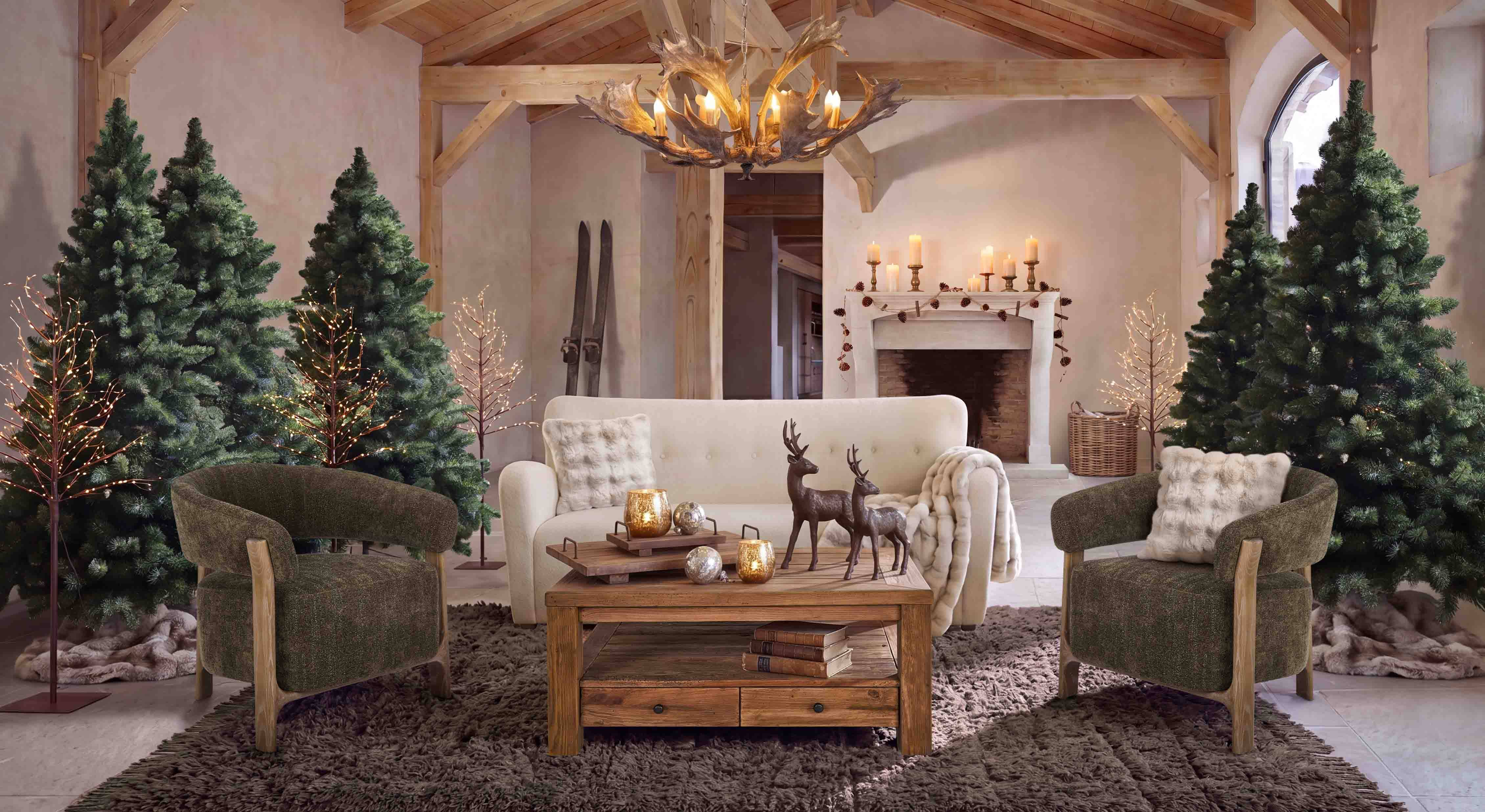 Salon chaleureux avec canapé blanc, fauteuils verts et table basse en bois dans un style rustique