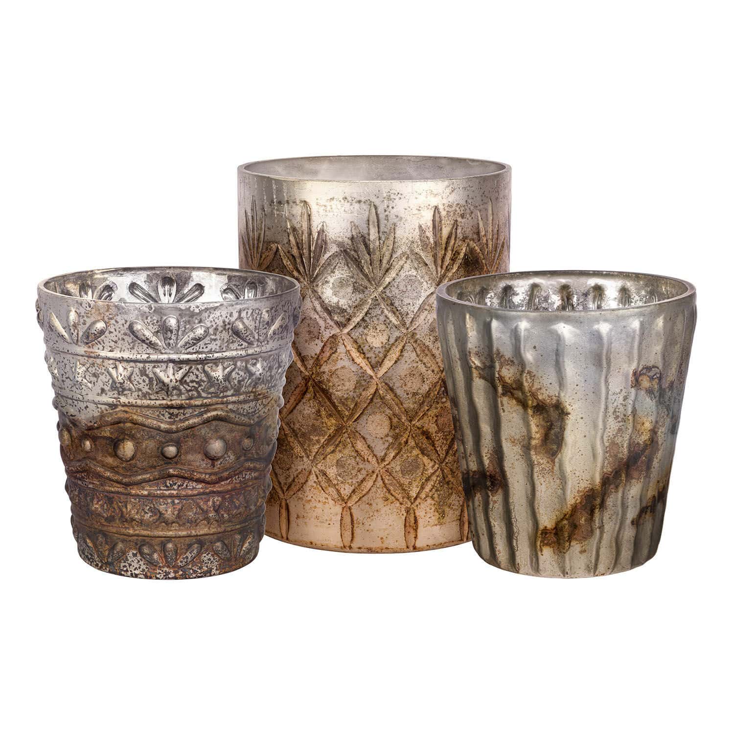 Lot de 3 photophores Ginai Ensemble de trois photophores en métal avec motifs rustiques en argent et bronze