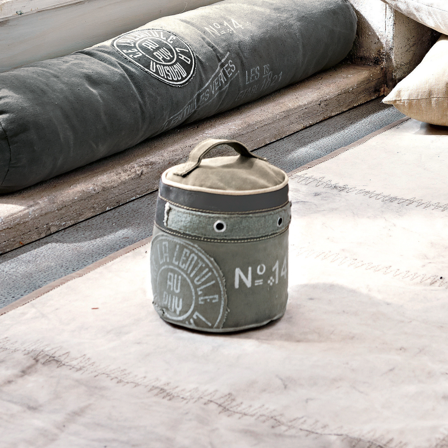 Arrêt de porte au Puy Conteneur en tissu gris avec poignée et impression vintage sur tapis clair dans un style loft