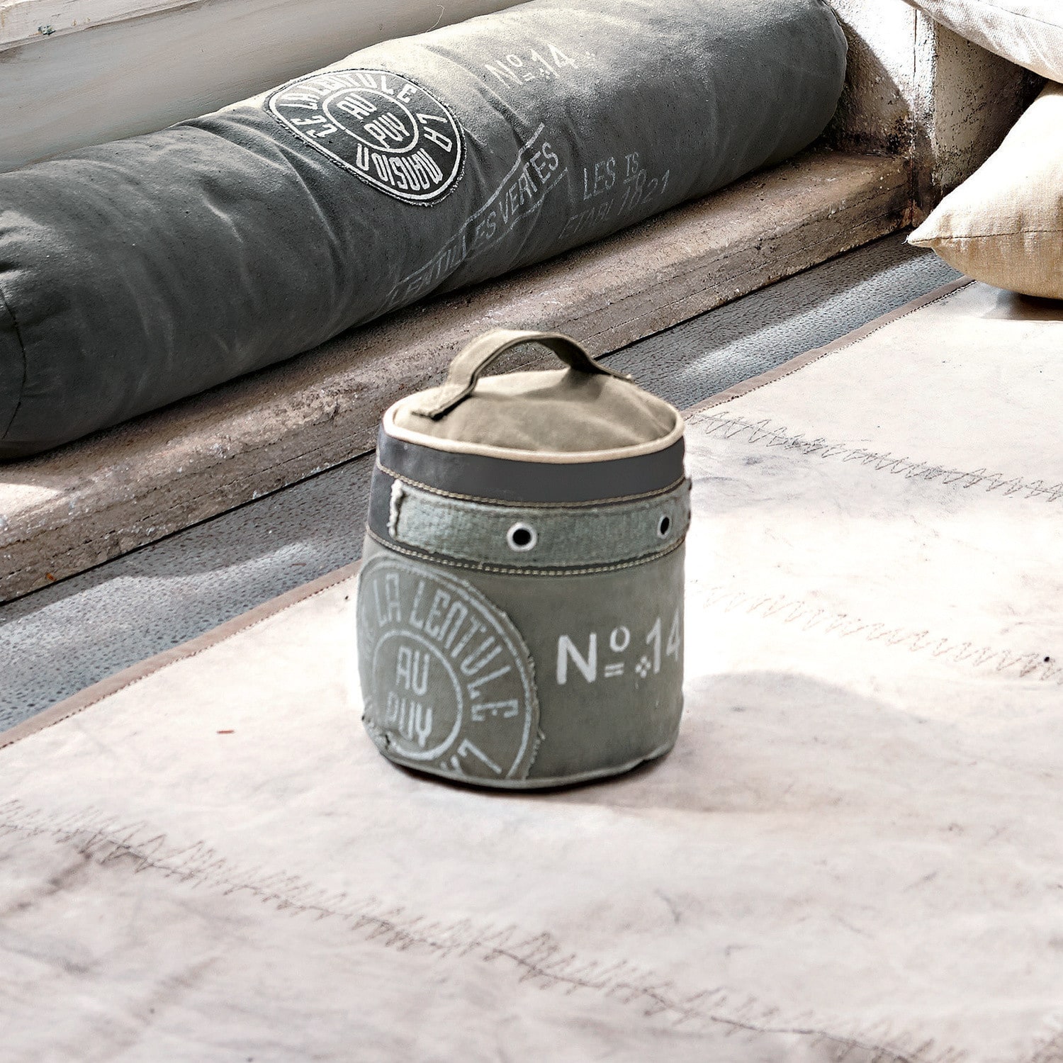 Arrêt de porte au Puy Conteneur en tissu gris avec poignée et impression vintage sur tapis clair dans un style loft