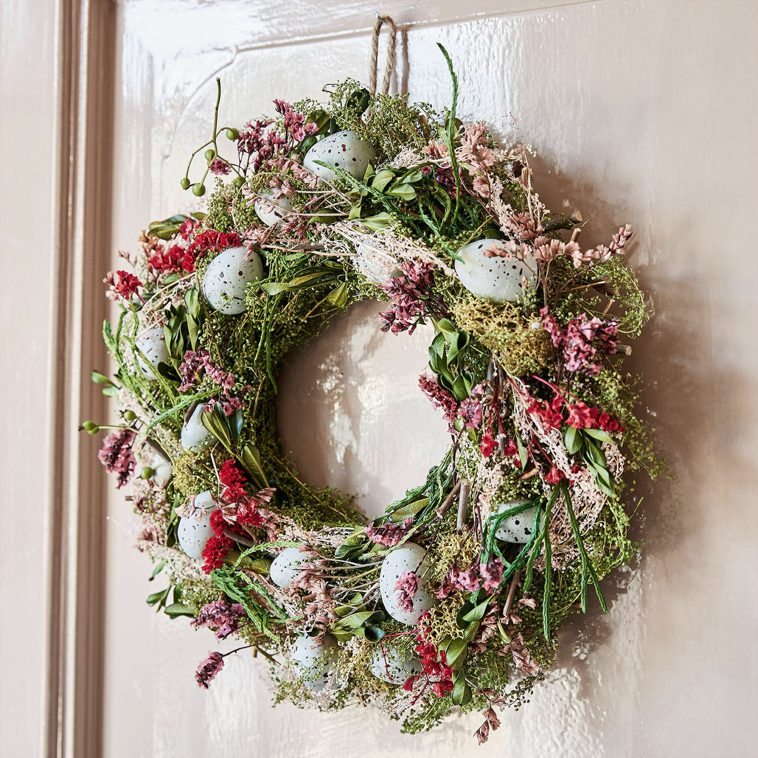 Couronne Kolton Couronne décorative avec feuilles vertes, fleurs rouges et œufs bleus pour une décoration printanière sur porte