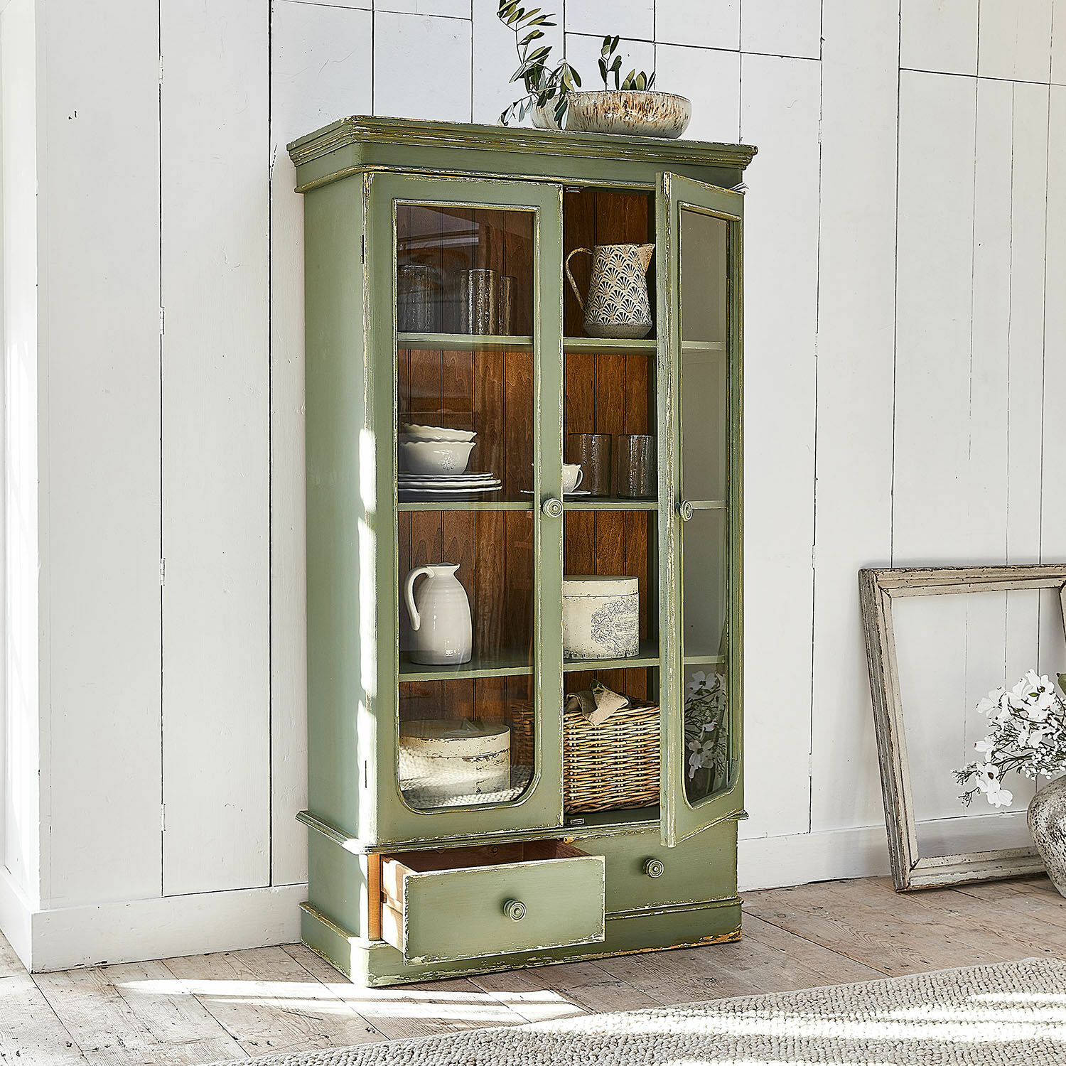 Vitrine Cassanet Vitrine en bois vert avec portes vitrées et tiroir, style rustique pour rangement décoratif