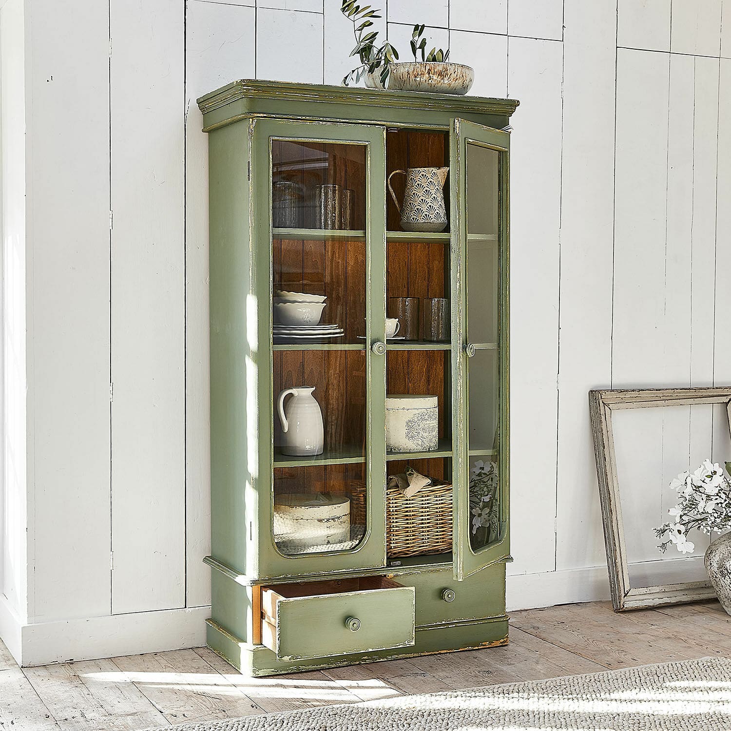 Vitrine Cassanet Vitrine en bois vert avec portes vitrées et tiroir, style rustique pour rangement décoratif