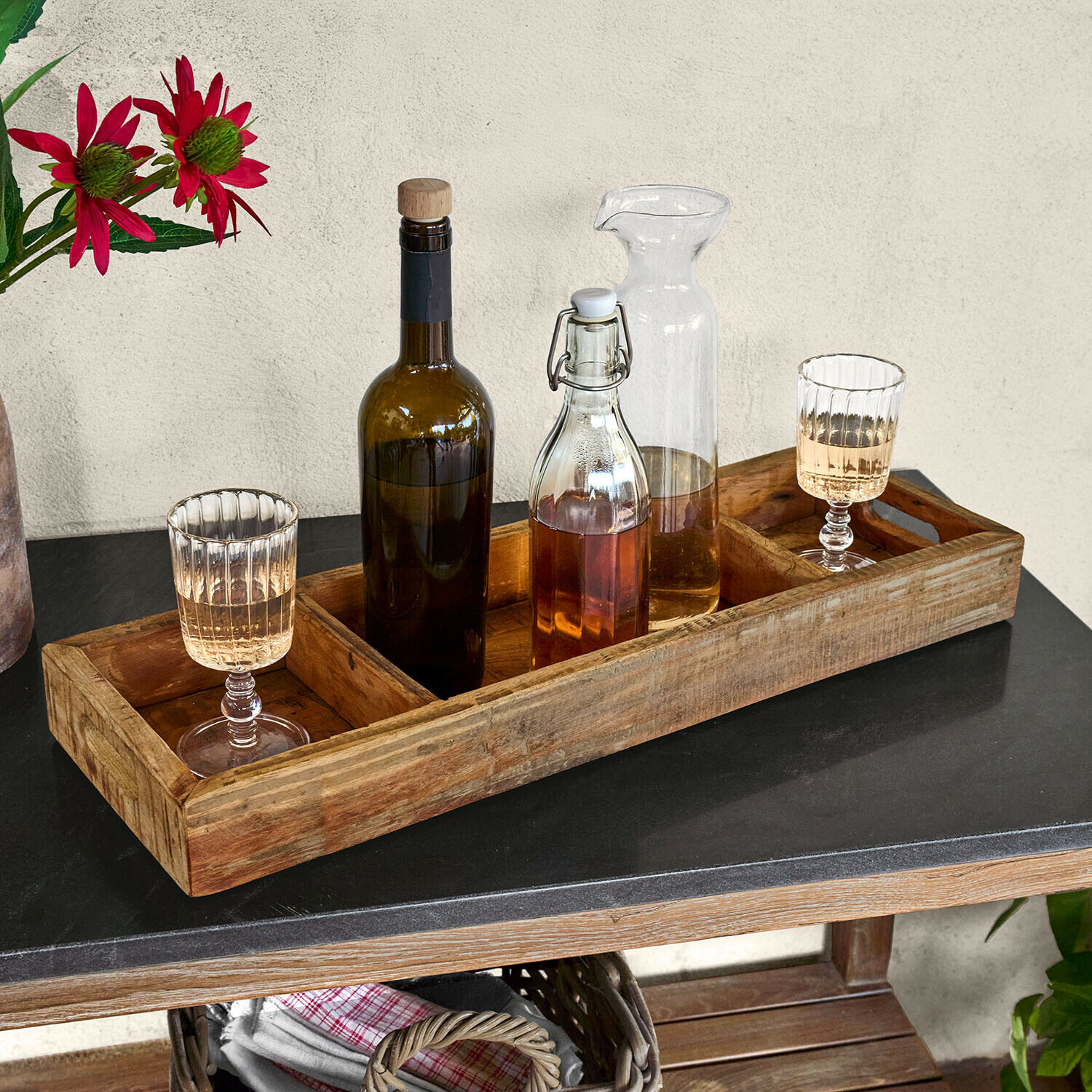 Plateau en bois naturel avec compartiments pour bouteilles et verres, décoration de table et service de boissons