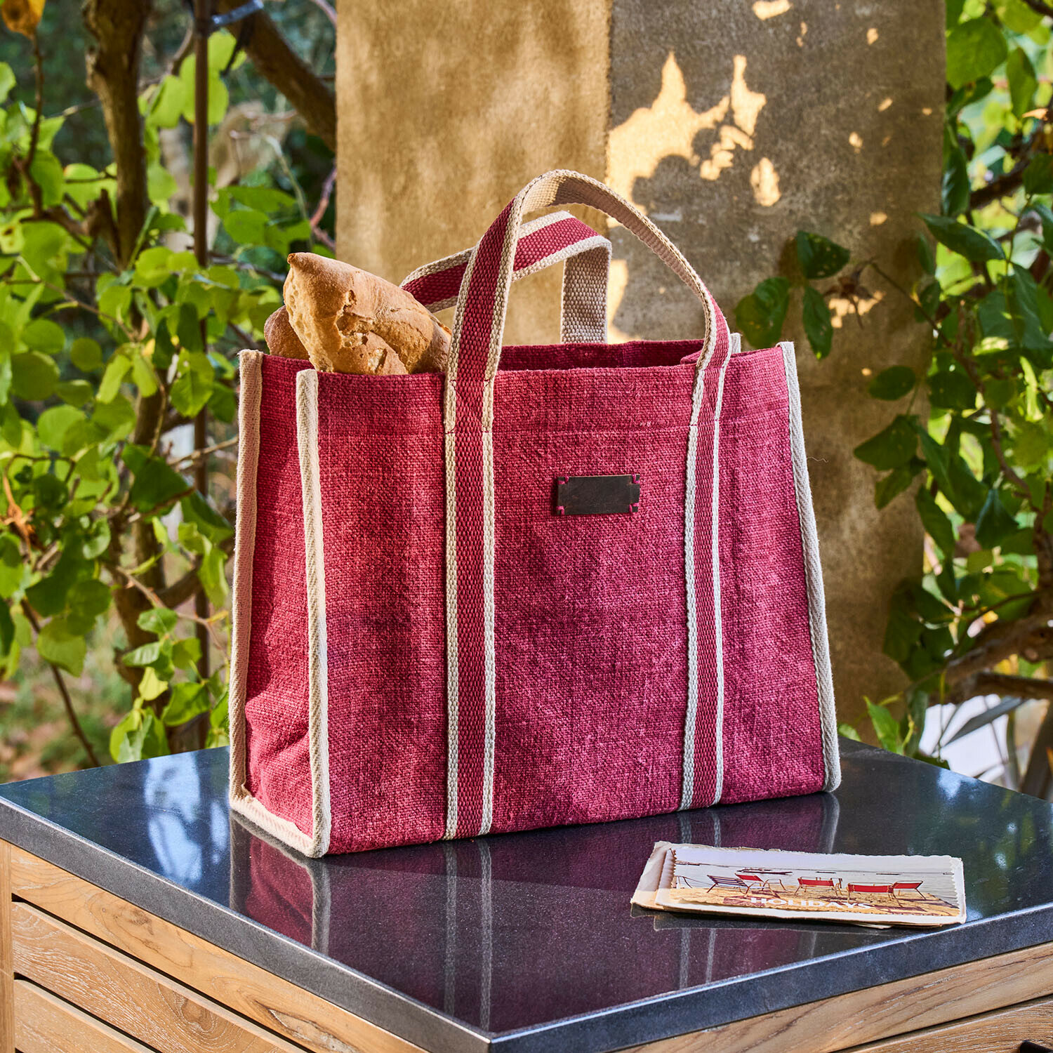 Sac de courses rouge en tissu naturel avec bandes claires, parfait pour le pain et les courses quotidiennes