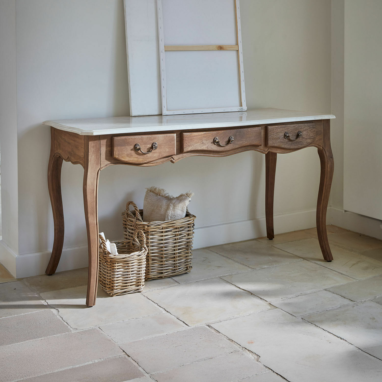 Bureau Whittlesey Console en bois avec plateau en marbre blanc et trois tiroirs dans un style classique élégant