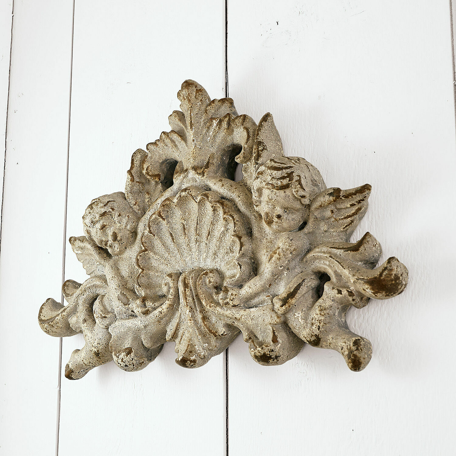 Décoration murale Gordian Sculpture décorative en pierre vieillie beige avec anges et coquille pour décoration intérieure vintage