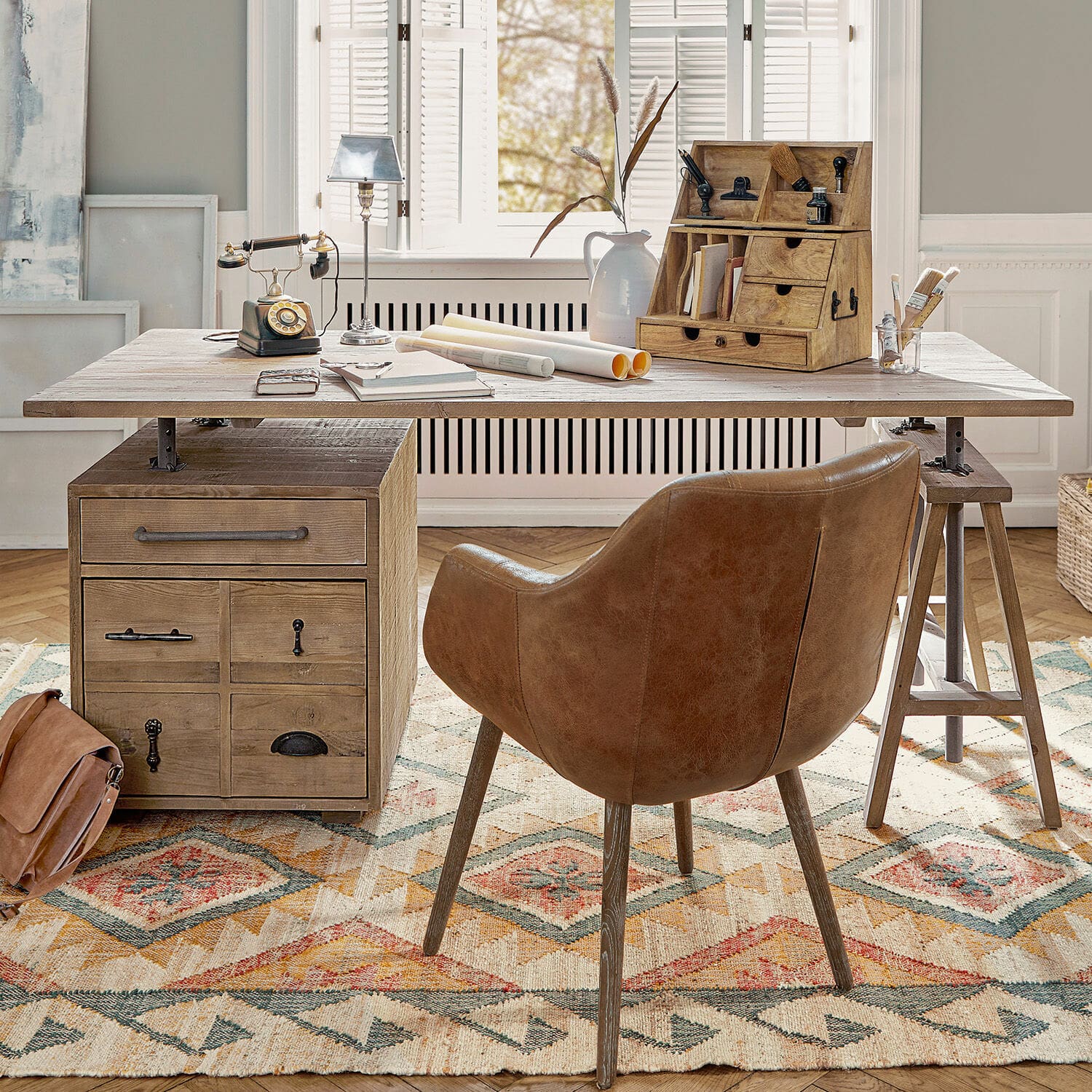 Bureau Dawson Bureau en bois avec tiroirs et chaise en cuir marron sur tapis coloré dans une pièce lumineuse
