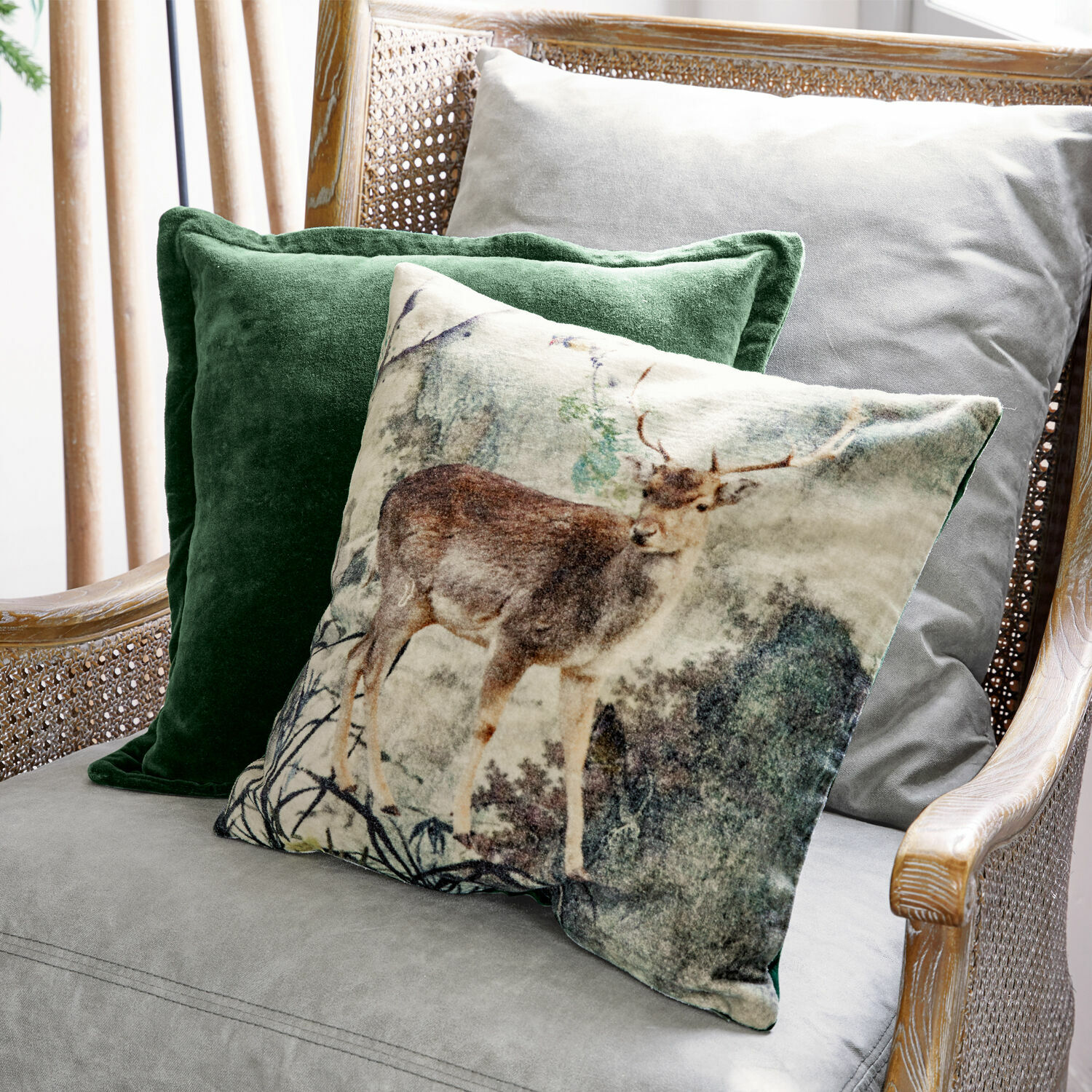 Lot de 2 housses de coussins Anie Ensemble de coussins décoratifs avec motif cerf et velours vert sur fauteuil gris