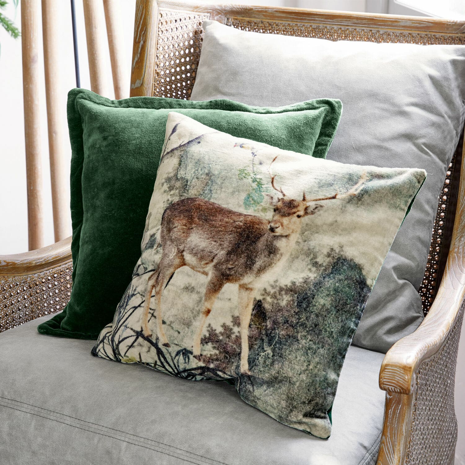 Lot de 2 housses de coussins Anie Ensemble de coussins décoratifs avec motif cerf et velours vert sur fauteuil gris