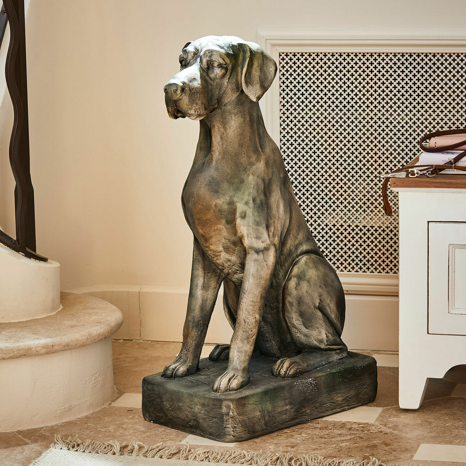 Chien décoratif Jules Sculpture de chien en pierre grise et brune pour décoration intérieure élégante