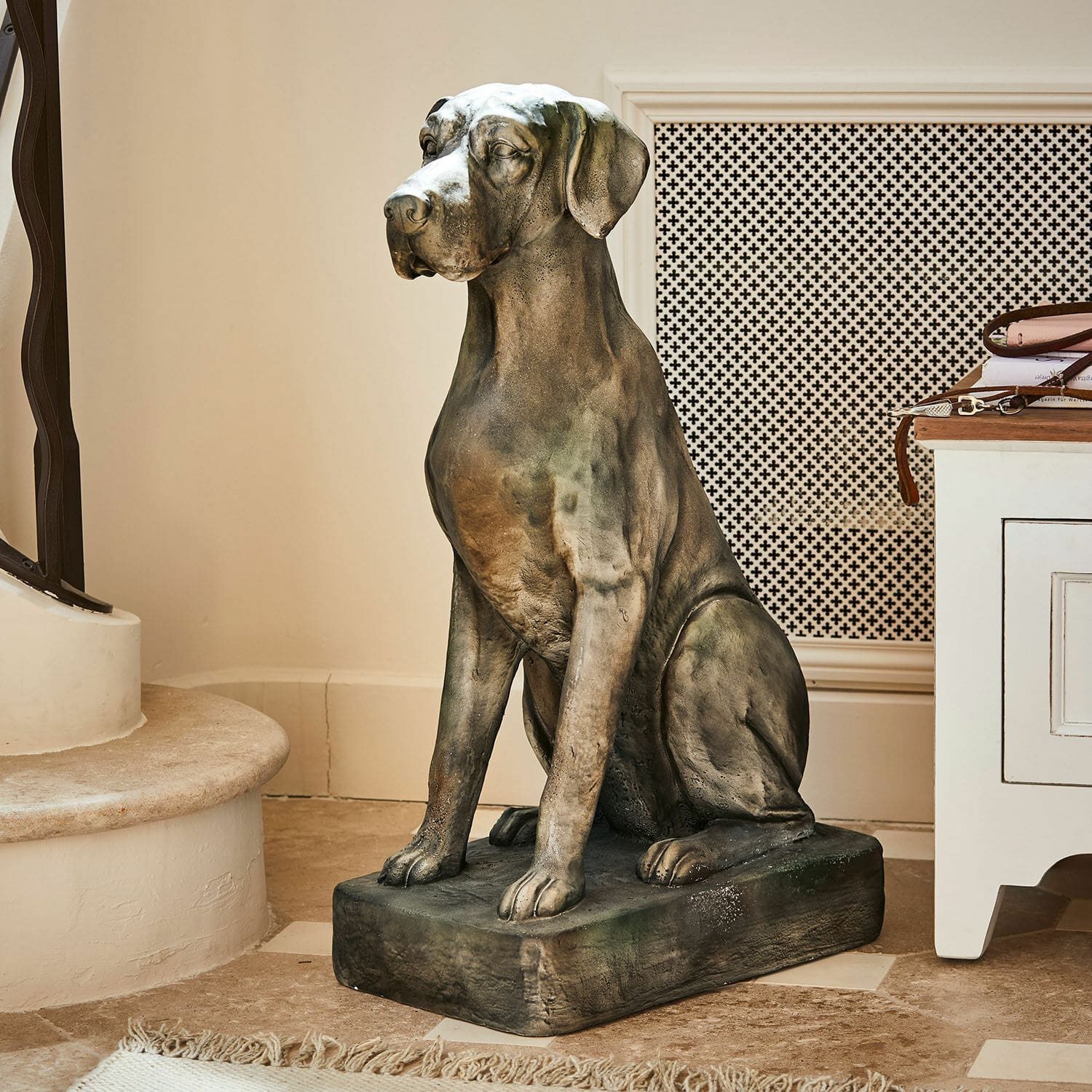 Chien décoratif Jules Sculpture de chien en pierre grise et brune pour décoration intérieure élégante
