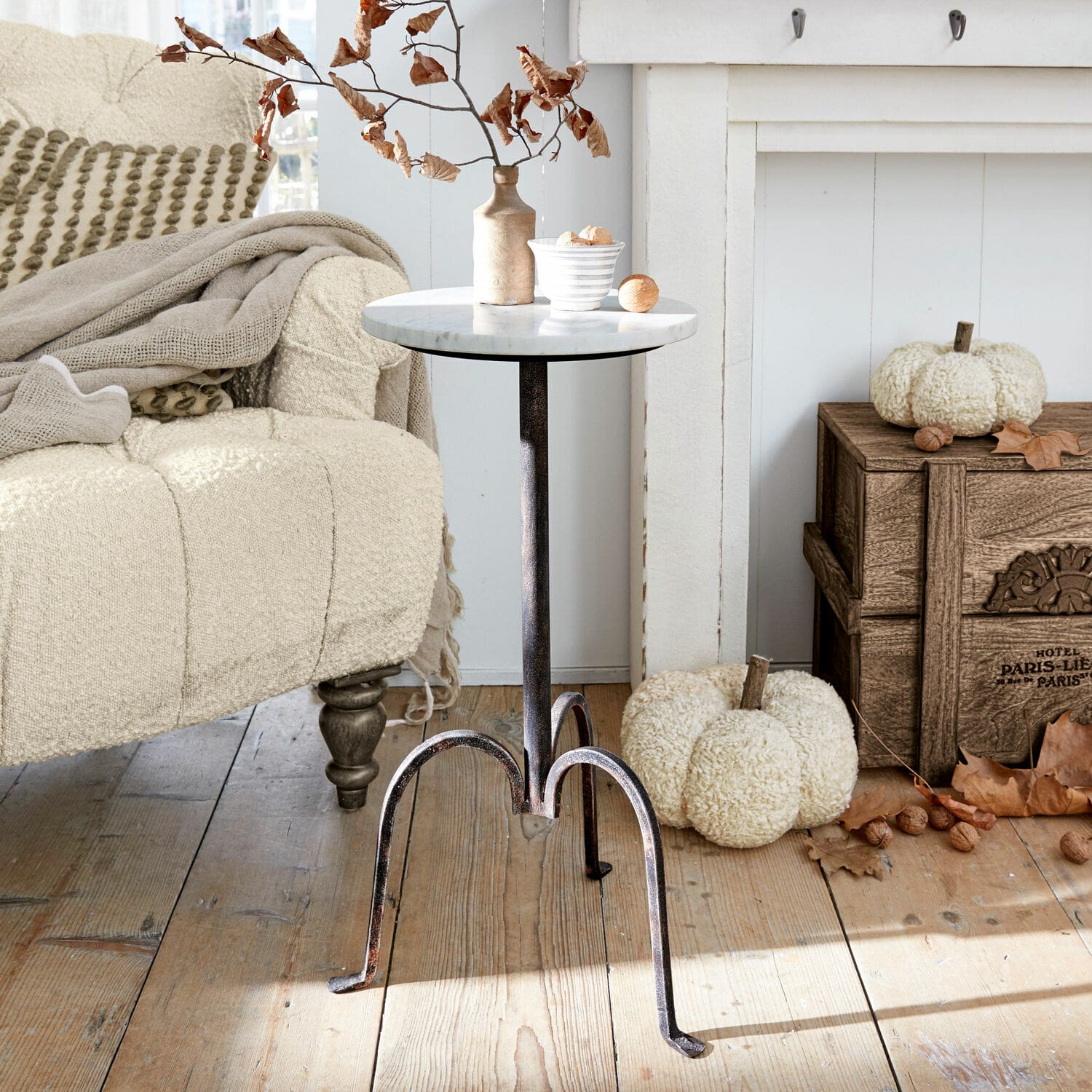 Table d'appoint Taylor Table d'appoint avec plateau en marbre et base en métal dans un salon rustique avec canapé beige
