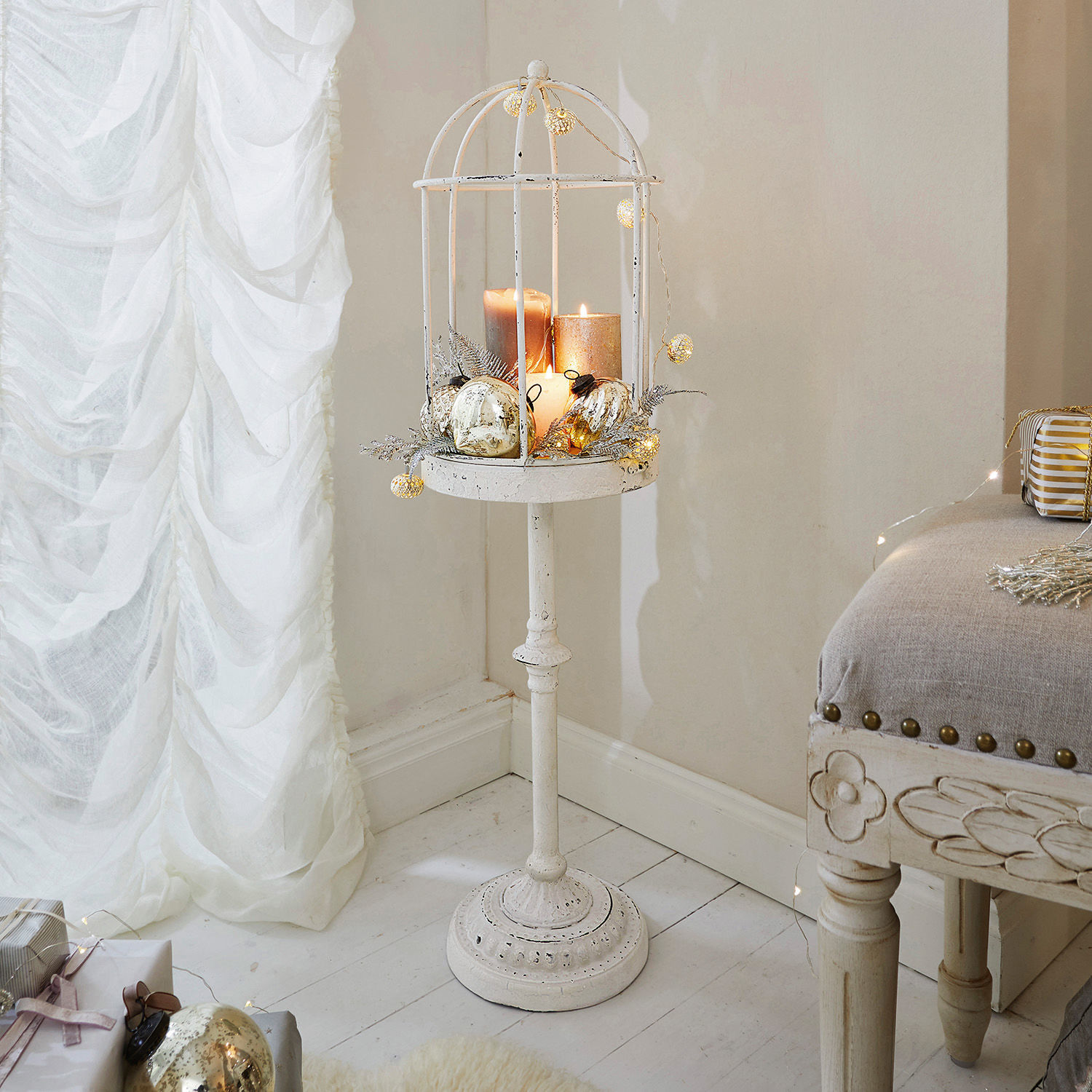 Cage à oiseau Meera Support en métal blanc avec cage et bougies décorées de décorations dorées pour intérieur festif